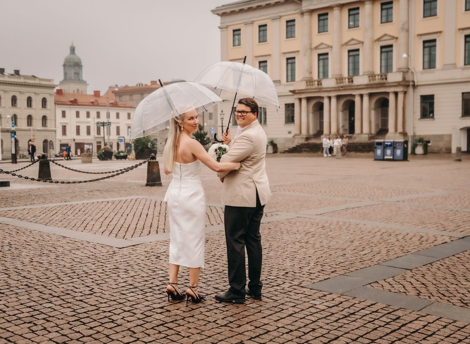 Borgerlig vigsel Rådhuset Göteborg. Fotograferad av Laila Vestlie, Pixel Creation – dokumentära bröllopsbilder.