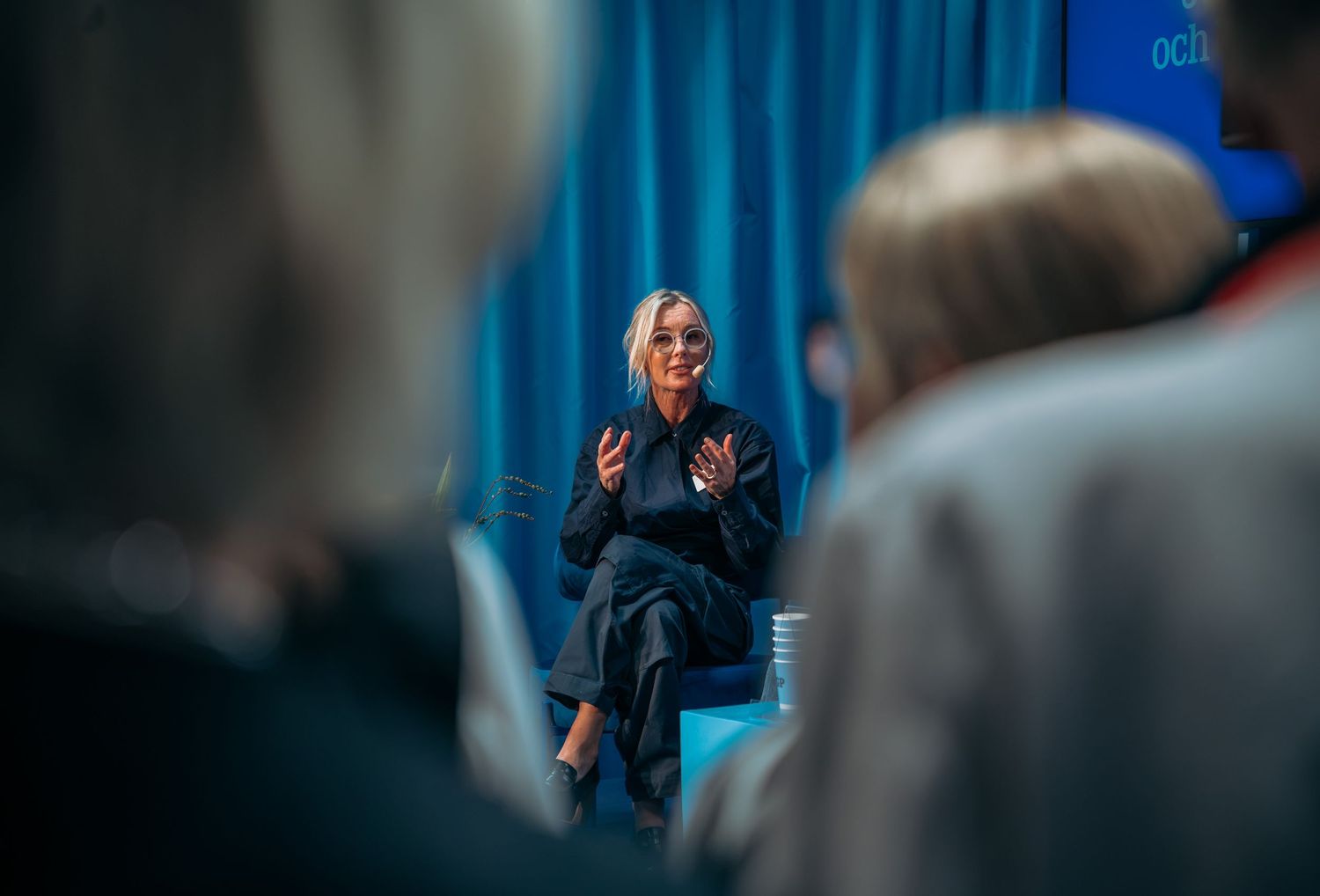 Victoria Skoglund på scen i Göteborgs-Postens monter på Bokmässan 2026. Eventfotografering.