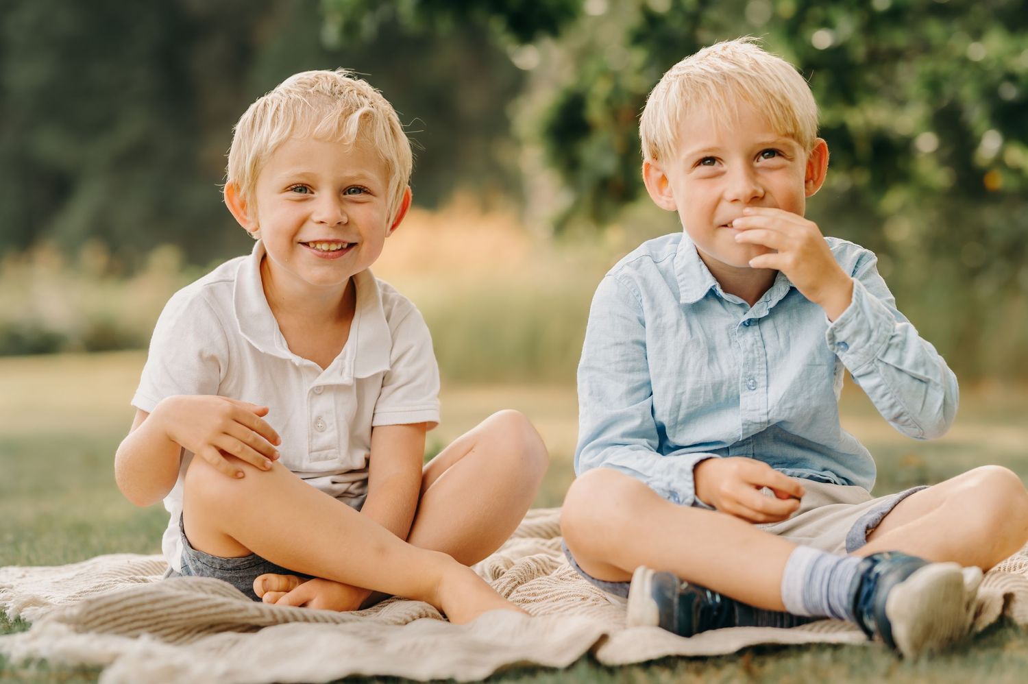 Fotograf Uddevalla, Laila Vestlie. En familj som skrattar tillsammans under en somrig fotografering utomhus. Famijefotografering