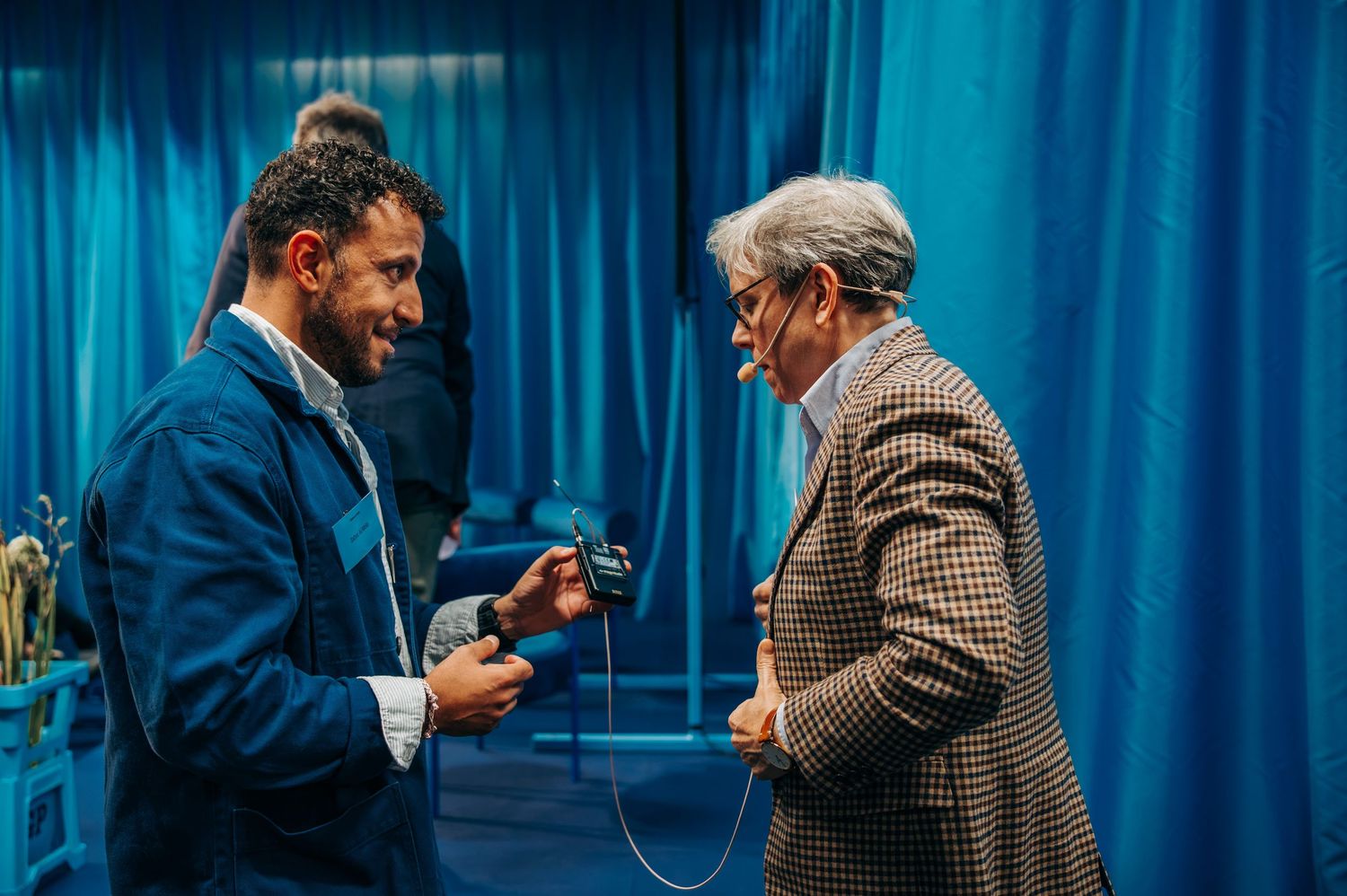 Bakom kulisserna av Göteborgs-Posten på Bokmässan 2026. Författaren får mygga inför sin intervju på scen. Eventfotografering.
