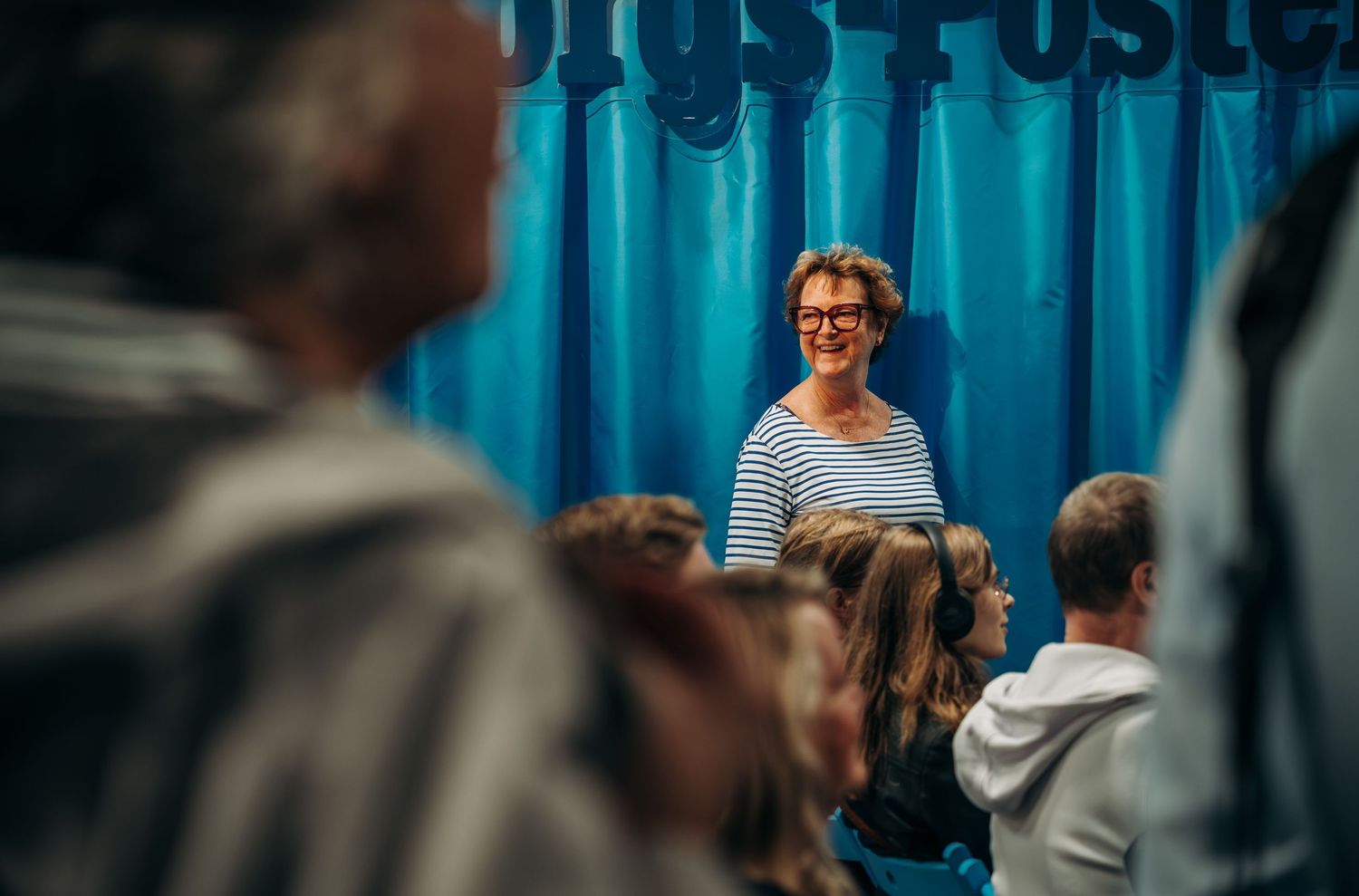Publik som lyssnar på författarintervjuer i Göteborgs-Postens monter på Bokmässan 2026. Eventfotografering.