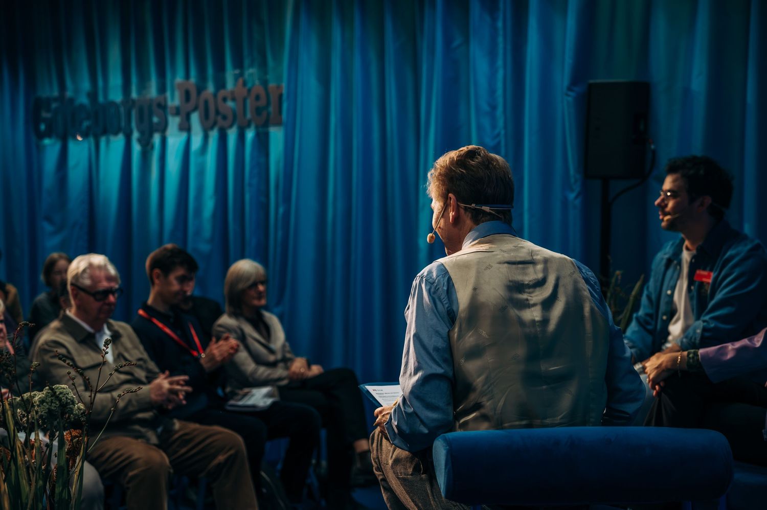 Kristian Wedel på scen i Göteborgs-Postens monter på Bokmässan 2026. Eventfotografering.