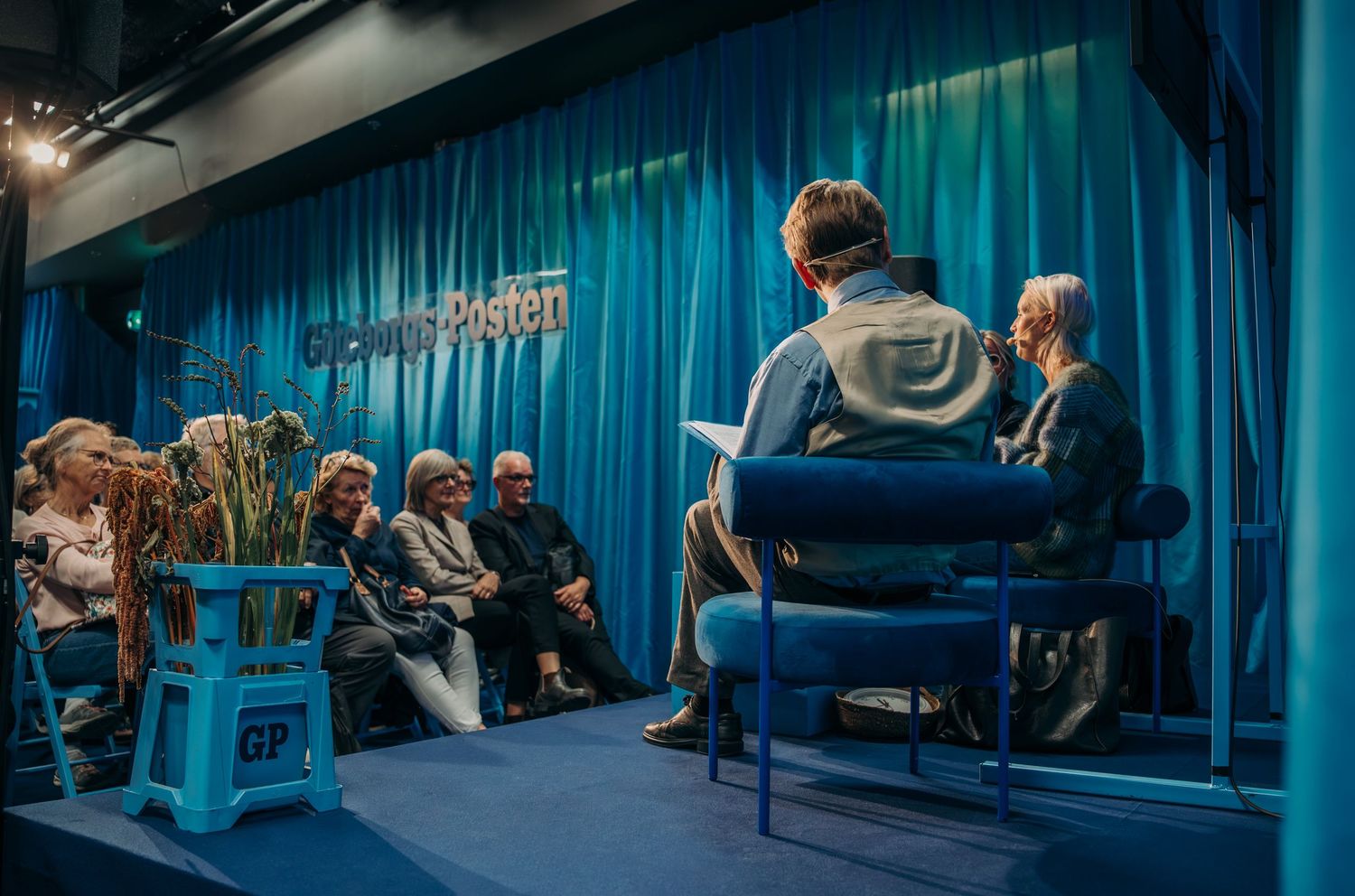Kristian Wedel på scen i Göteborgs-Postens monter på Bokmässan 2026. Eventfotografering.