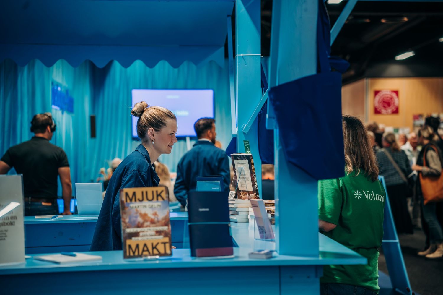 En del av Göteborgs-Postens monter på Bokmässan 2026. Eventfotografering.