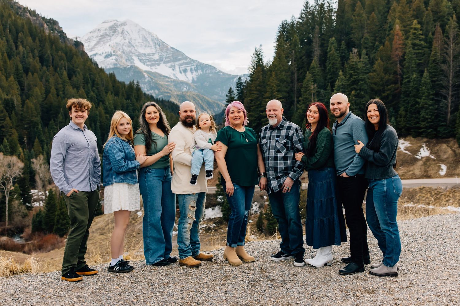 Portrait photography of a large family in front of stunning mountain landscape