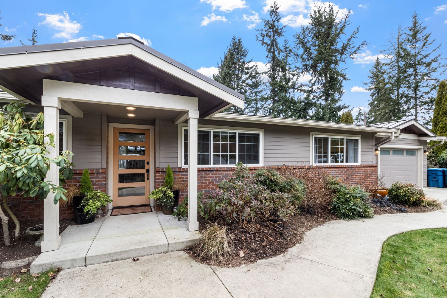 real estate photo exterior house front door
