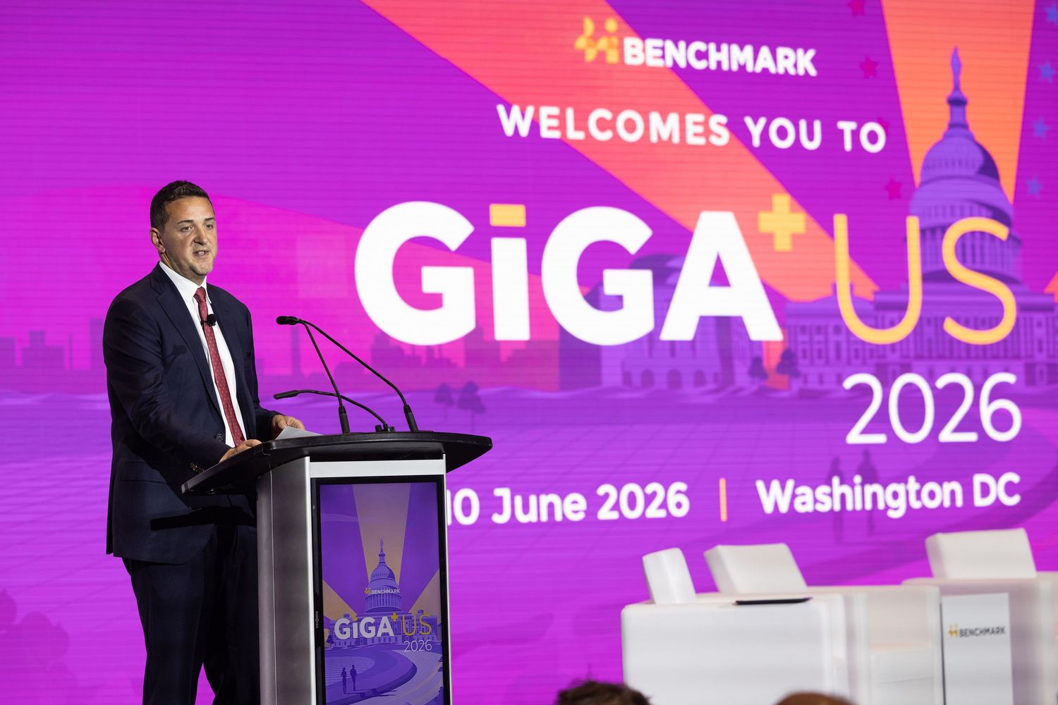 Redner am Podium während der Benchmark GiGA US 2026 Konferenz in Washington, D.C. am 10. Juni 2026.