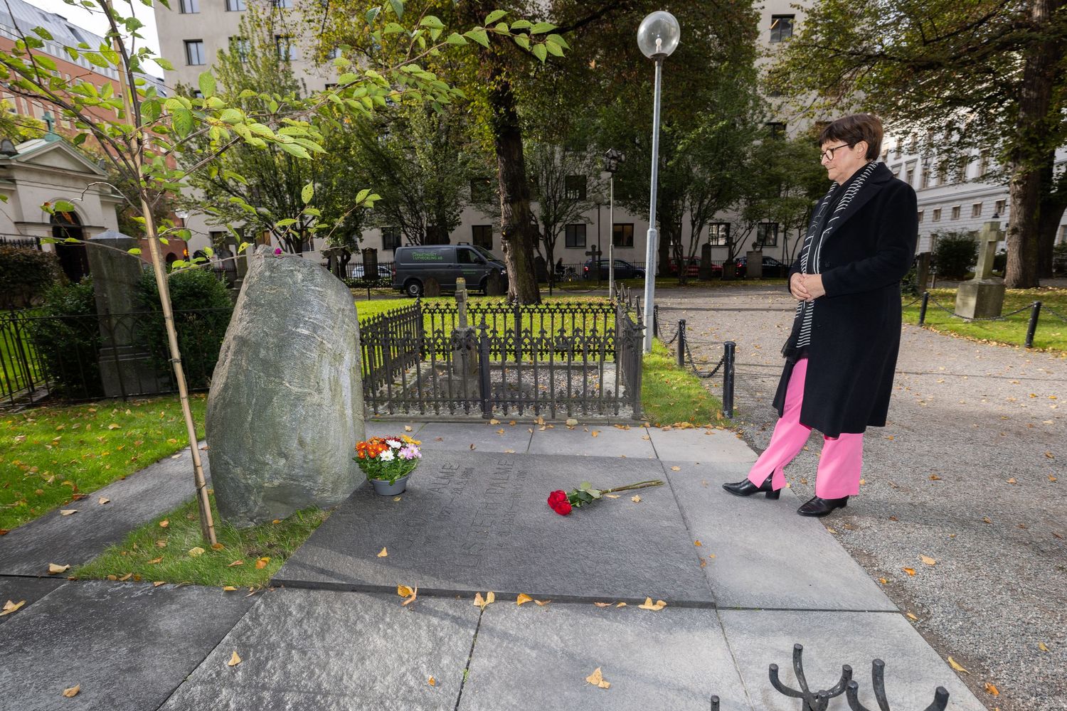 SPD-vorsitzende Saskia Esken legt eine Rose auf Olof Palmes Grab