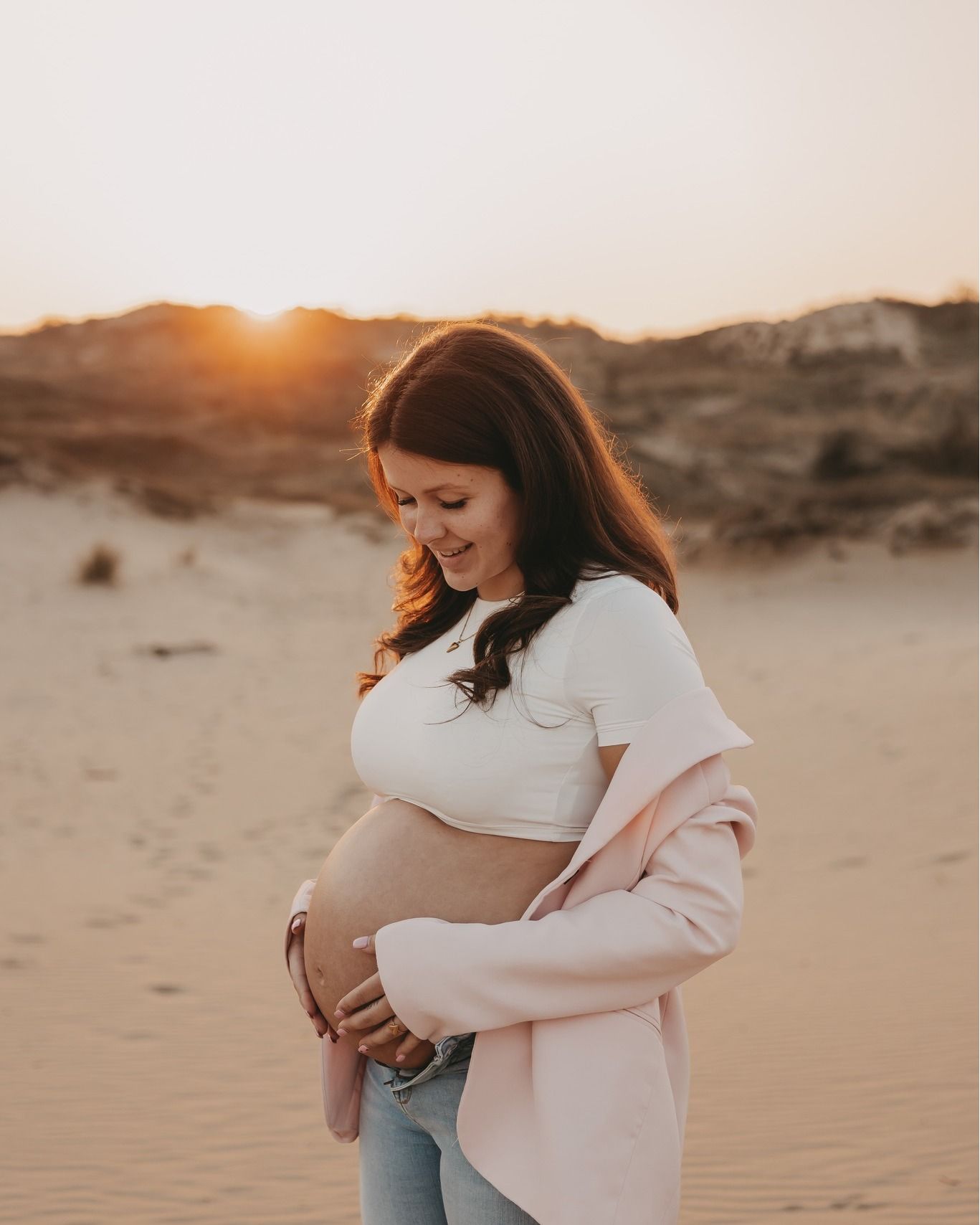 Een zwangerschap shoot in de duinen.
