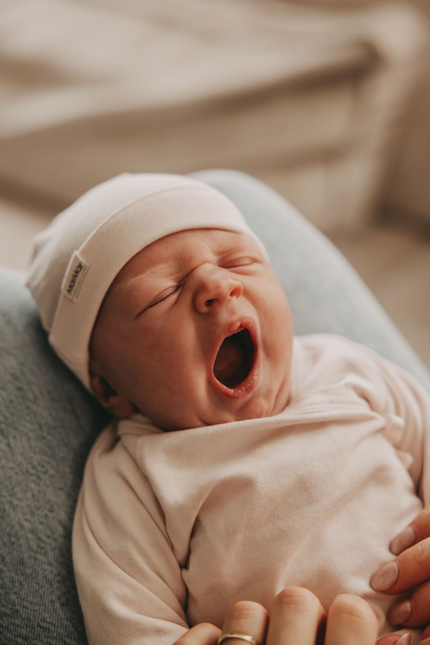 Een gapende baby tijdens een newborn fotoshoot