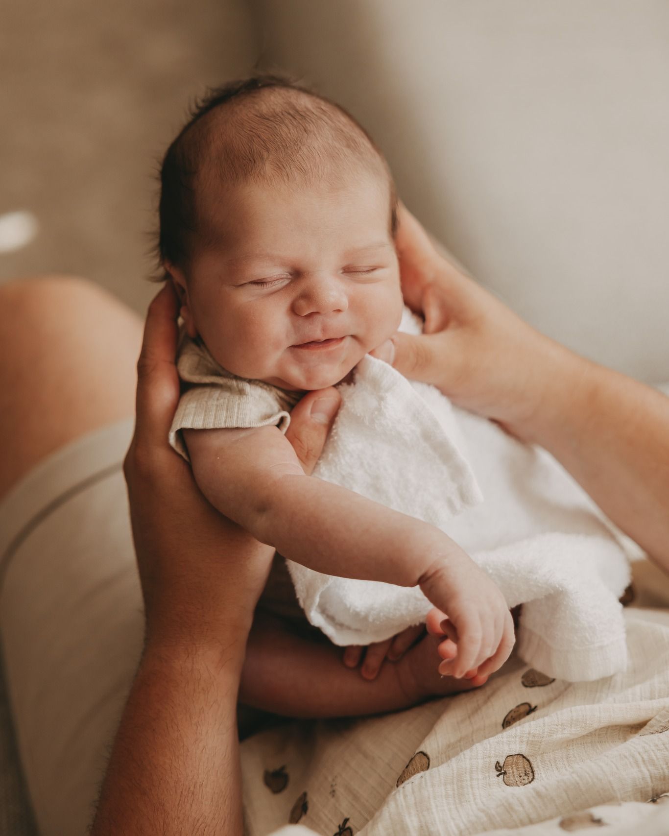 Een newborn baby die heel kalm is.