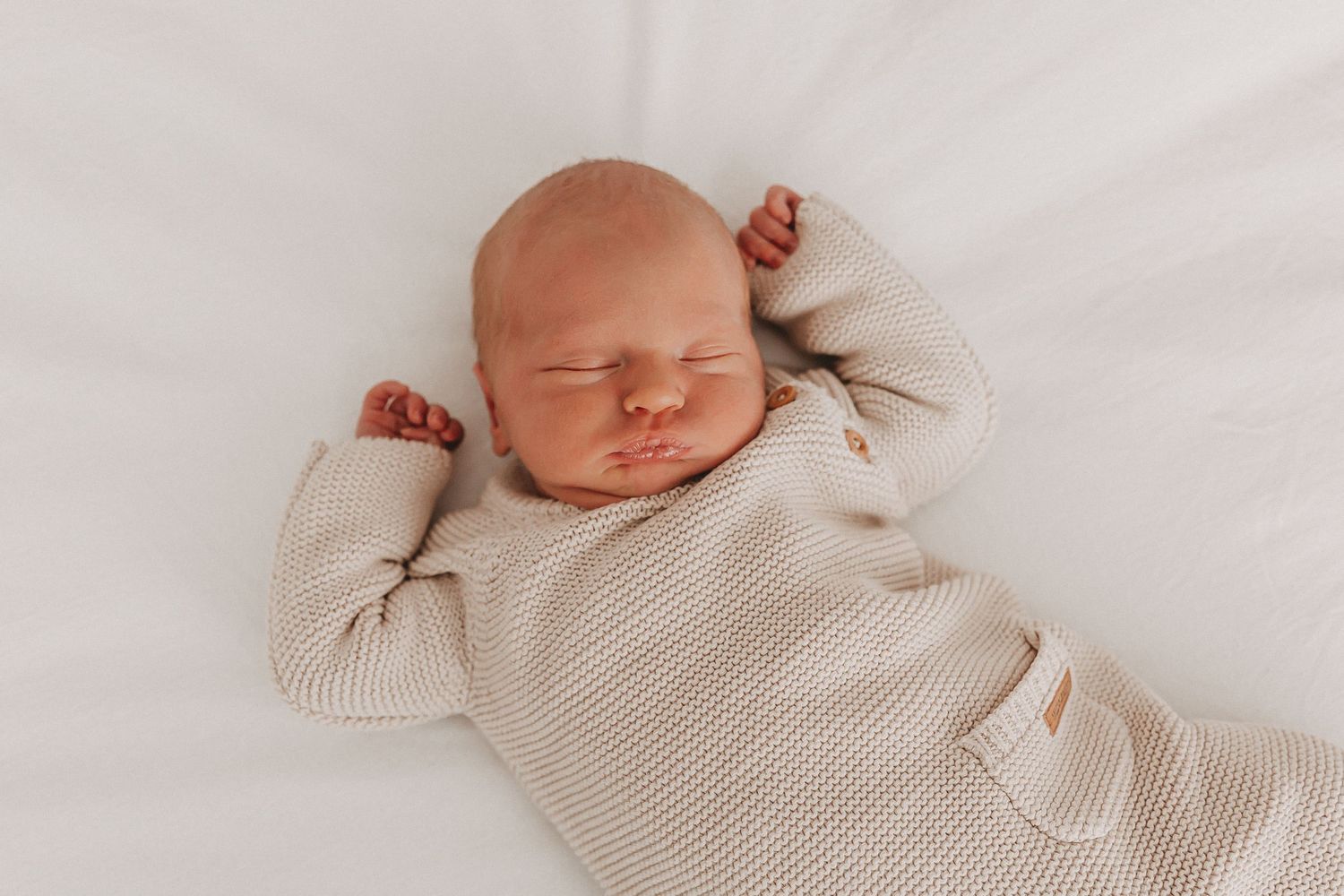 Een slapende baby tijdens een newborn fotoshoot.
