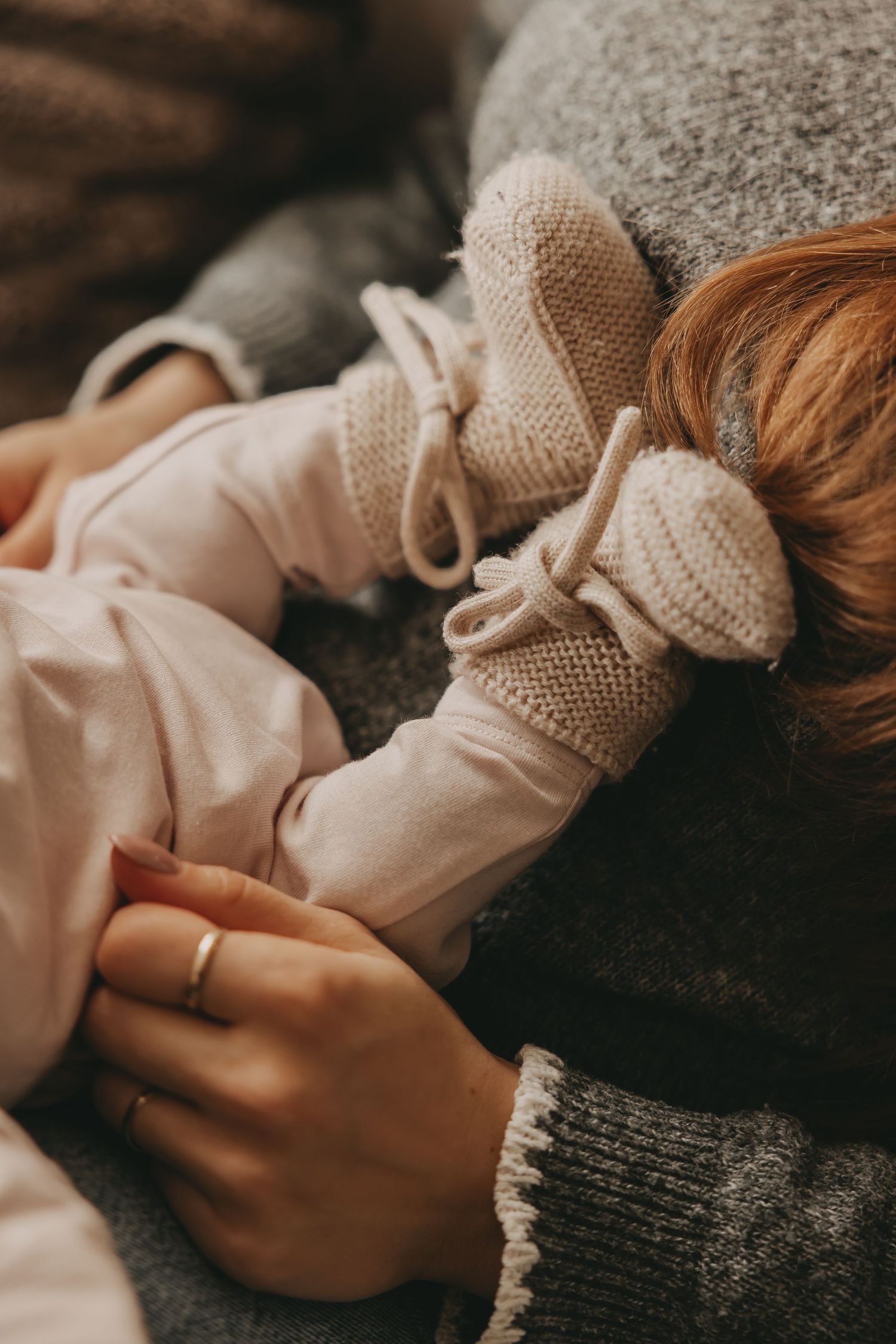 Schattige slofjes bij een baby tijdens een newborn fotoshoot.
