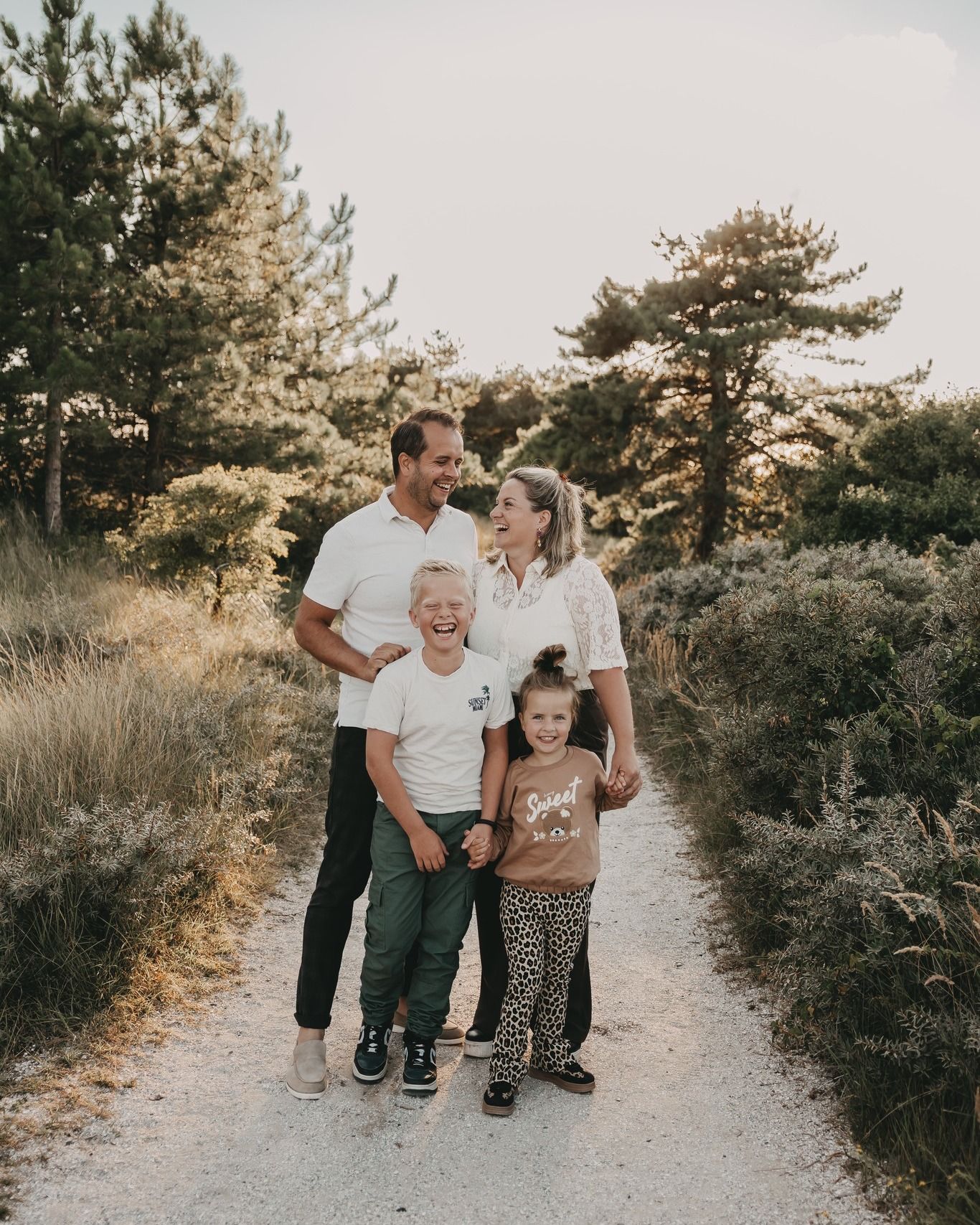 Een gezin wandelend in de duinen.