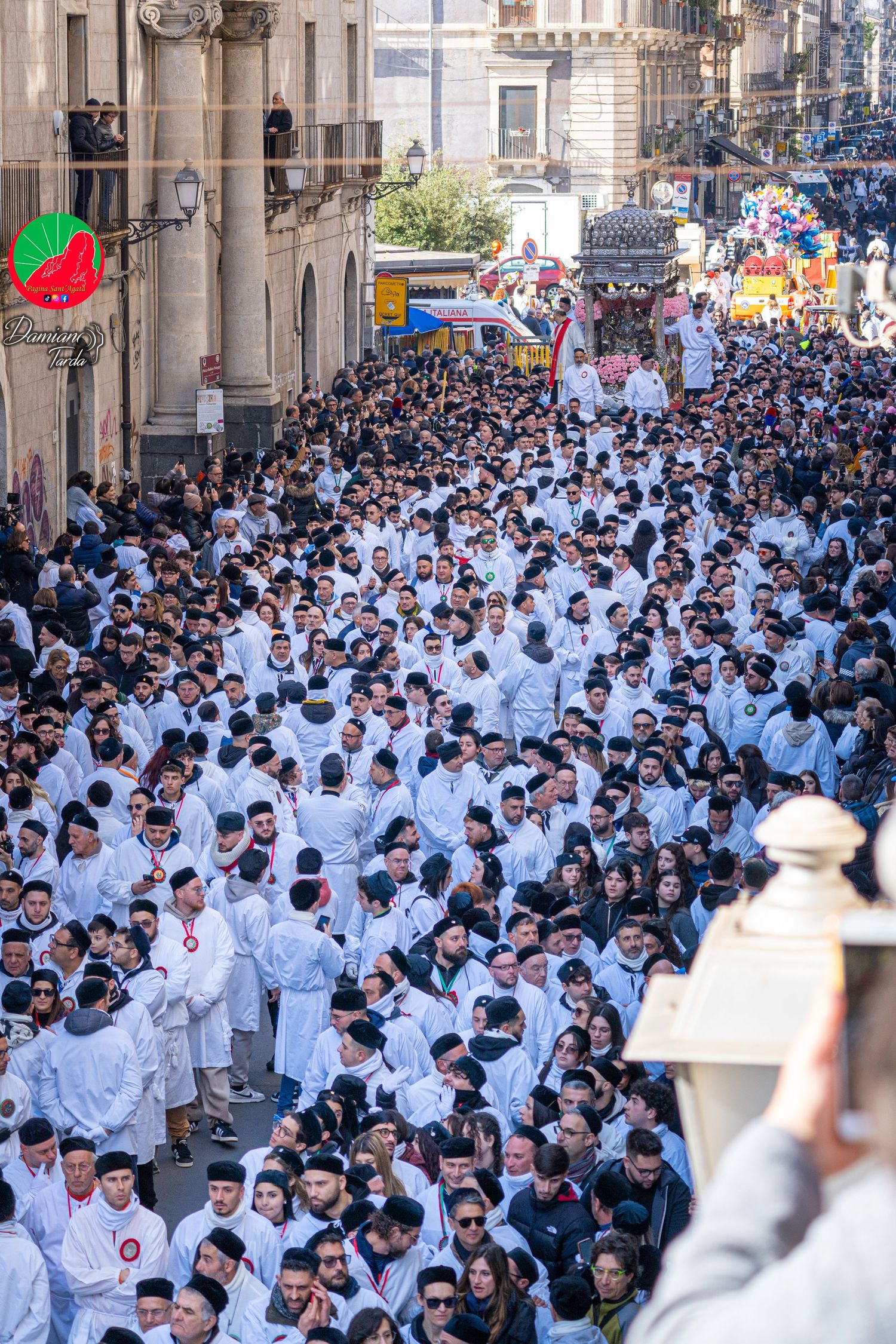 Ritratto di devoti in veste bianca durante la processione di Sant'Agata a Catania