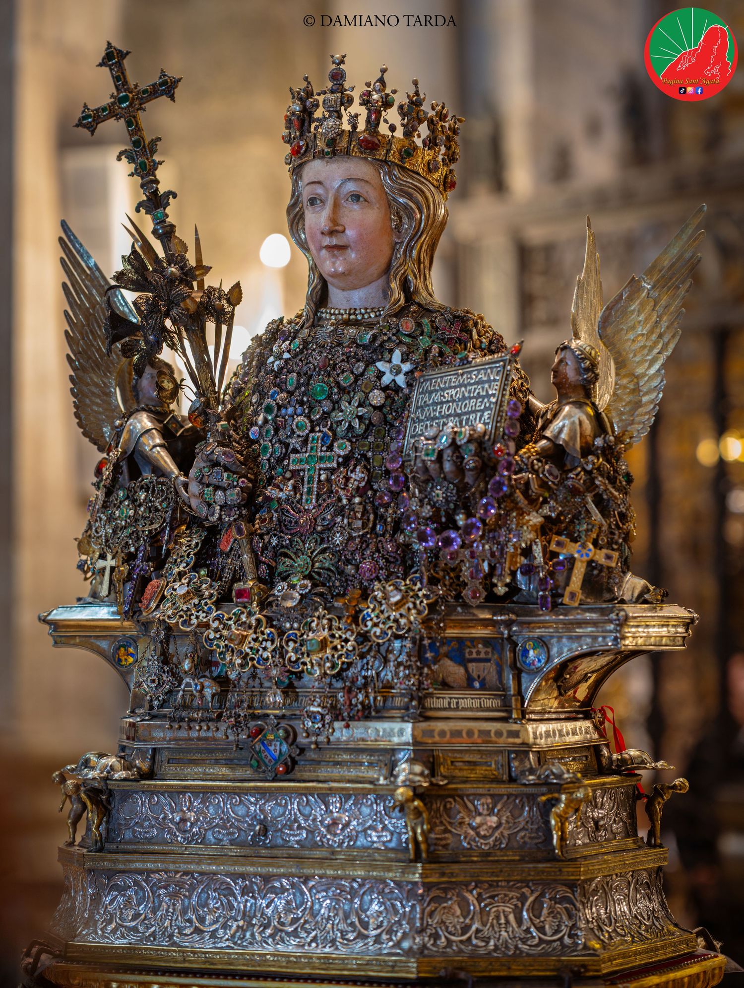 Primo piano del busto reliquiario di Sant'Agata incastonato di gioielli e preziosi tradizionali a Catania