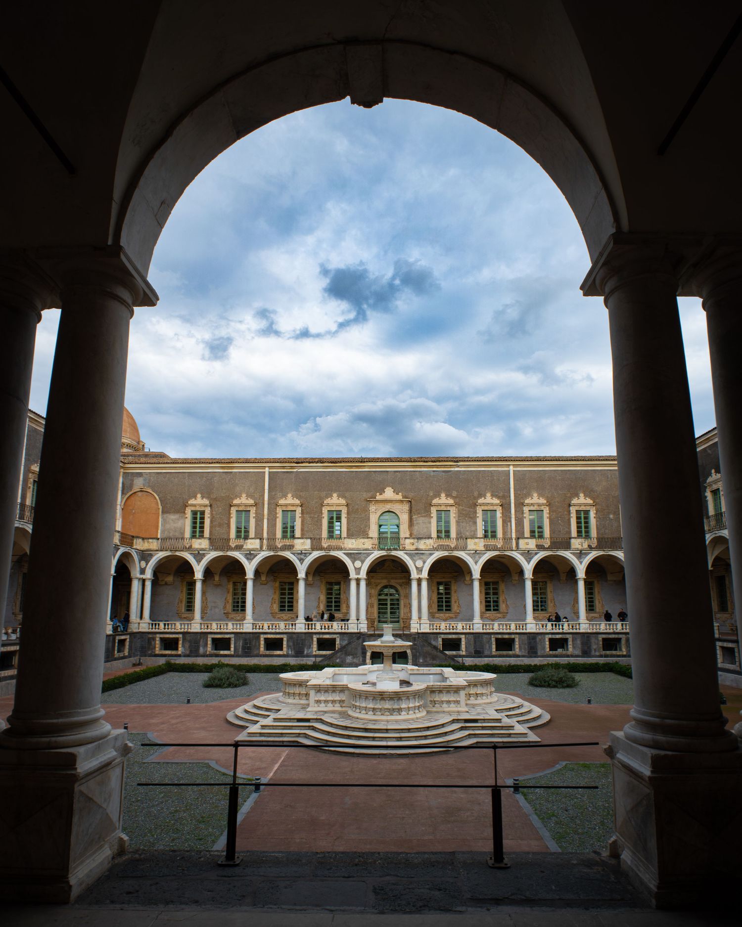 Monastero dei benedettini. Chiostro dei Marmi, Chiostro di Ponente, architettura monastica siciliana, fotografia d’autore.