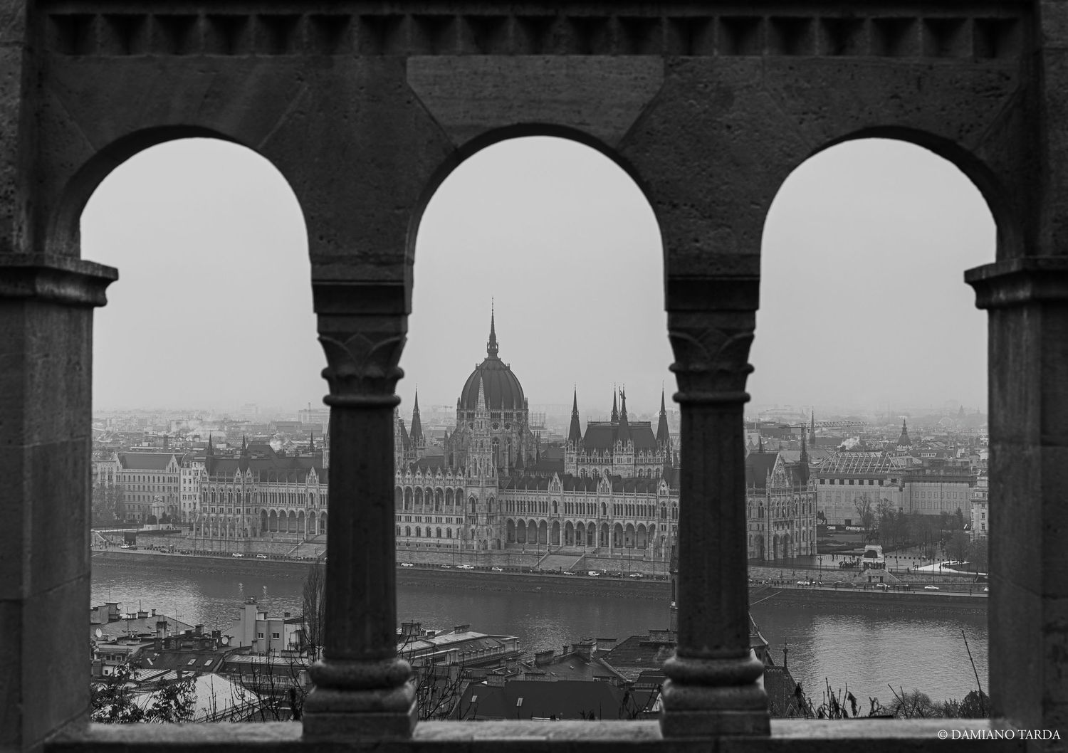 veduta del parlamento di Budapest dal bastione dei pescatori