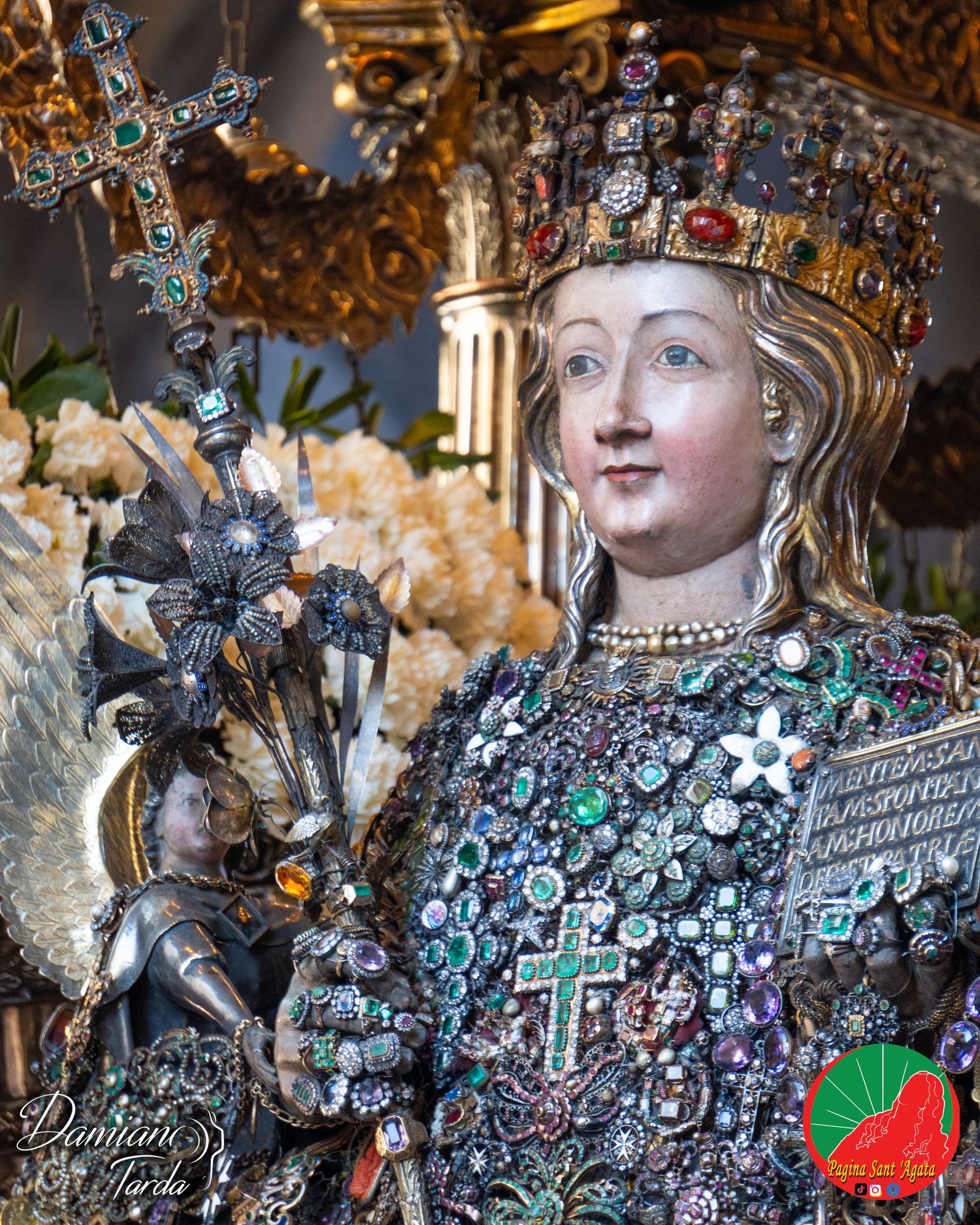 Primo piano del busto reliquiario di Sant'Agata incastonato di gioielli e preziosi tradizionali a Catania
