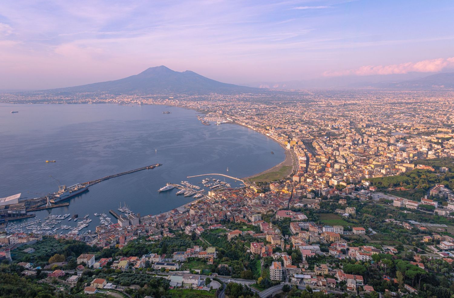 Veduta del golfo di Castellammare di Stabia, di Napoli e del Vesuvio dal monte Faito. Fotografia paesaggistica