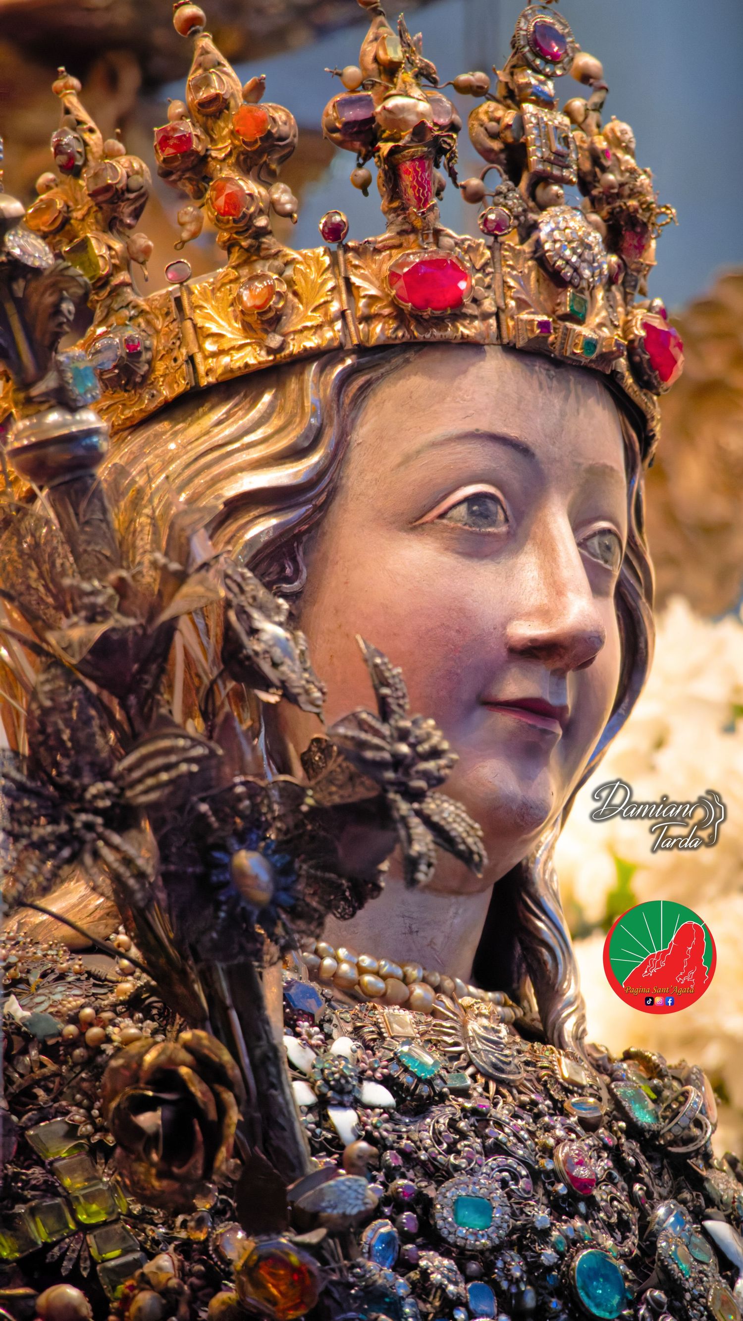 Primo piano del busto reliquiario di Sant'Agata incastonato di gioielli e preziosi tradizionali a Catania
