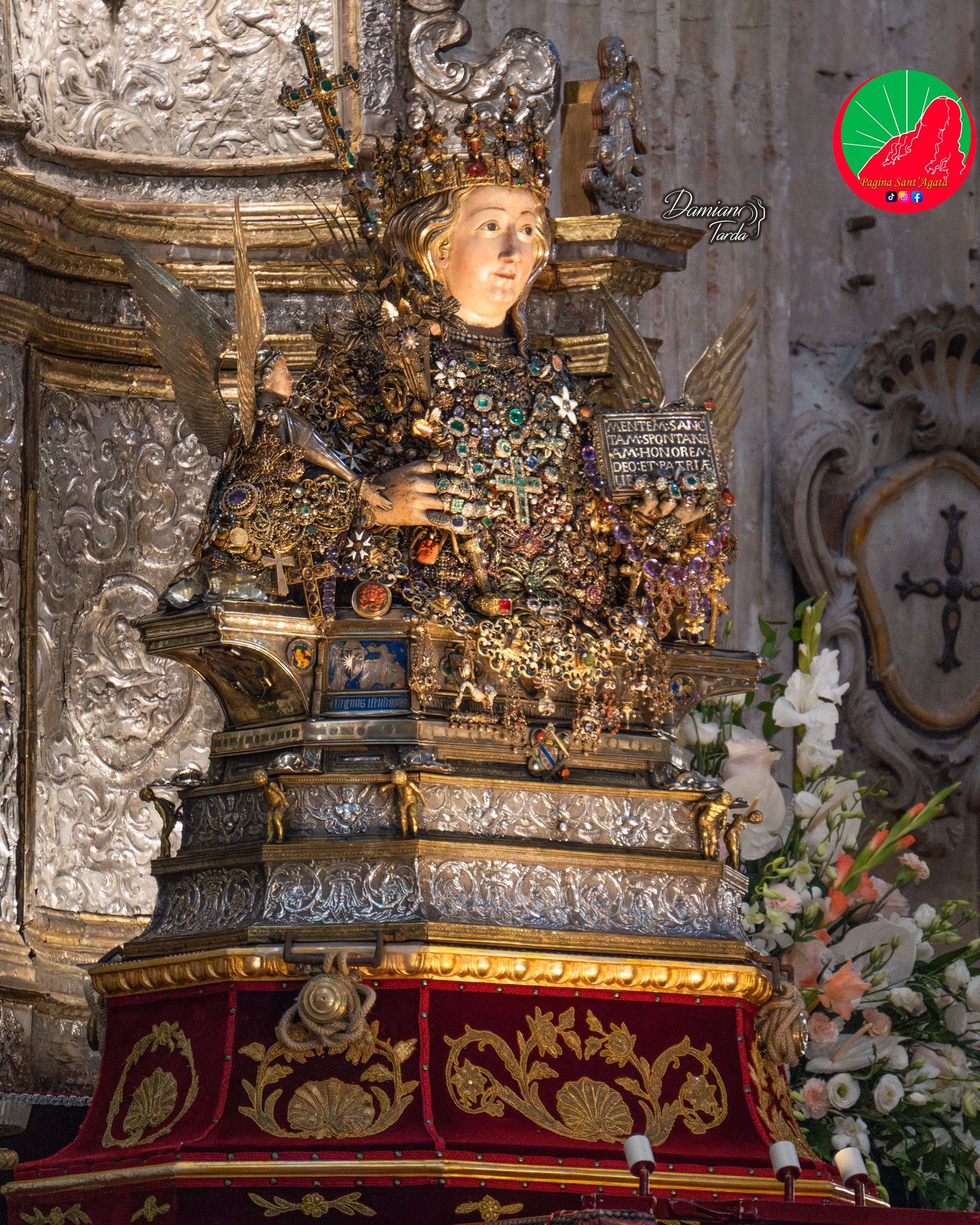 Primo piano del busto reliquiario di Sant'Agata incastonato di gioielli e preziosi tradizionali a Catania