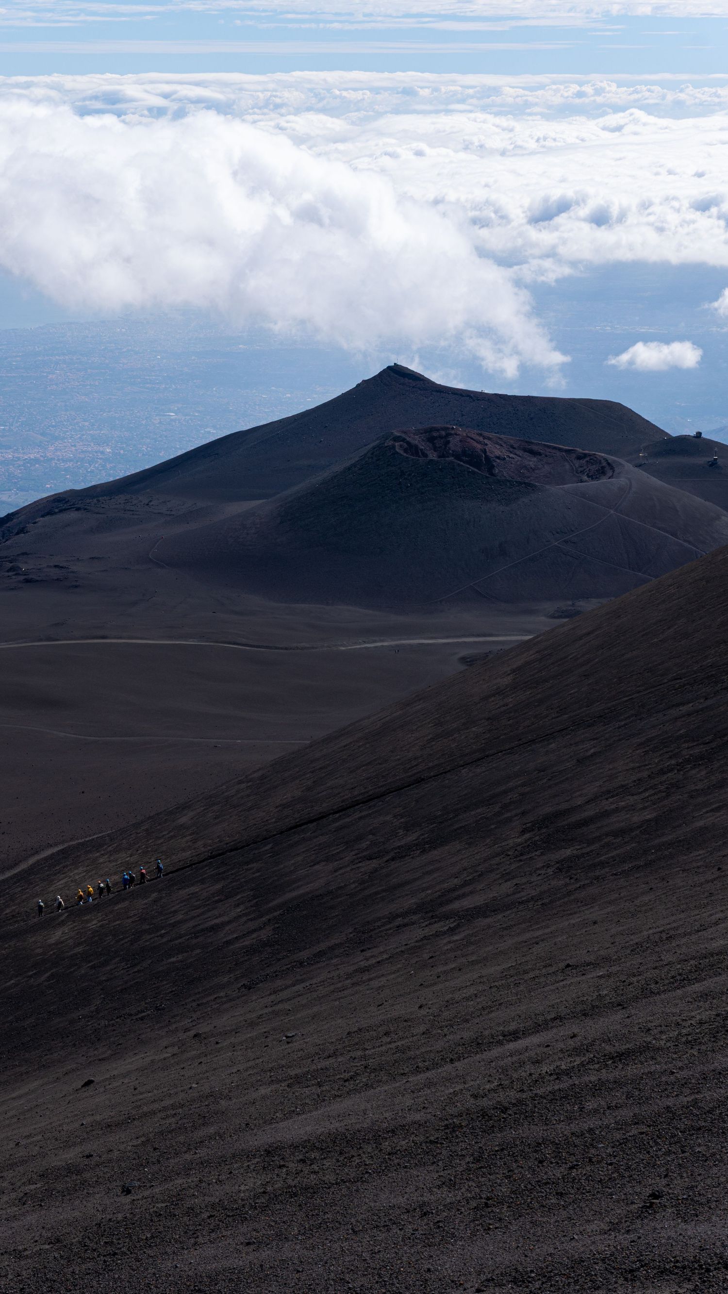 Cratere dell’Etna visto dal sentiero, paesaggio lavico, Sicilia orientale.