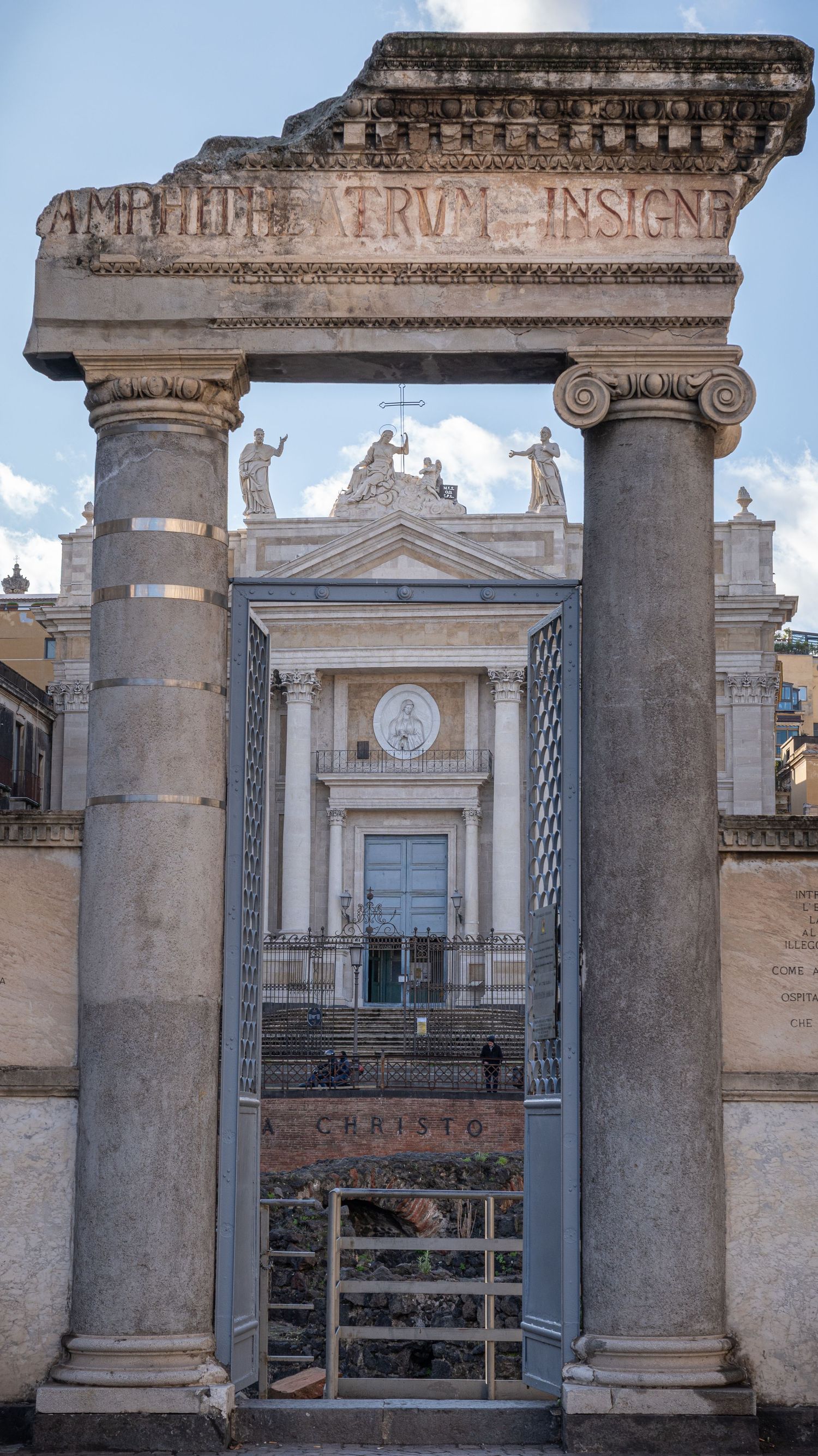 Resti di tempio romano, architettura antica a Catania, fotografia storica. Piazza Stesicoro.