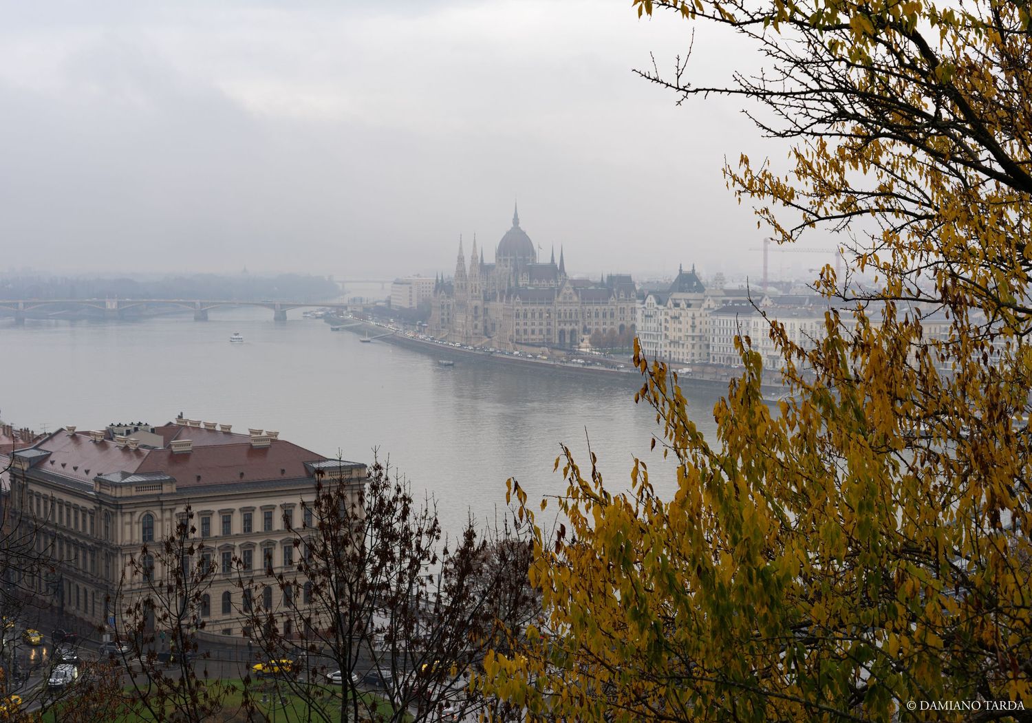 foto paesaggistica di budapest, in fondo il parlamento. Ungheria