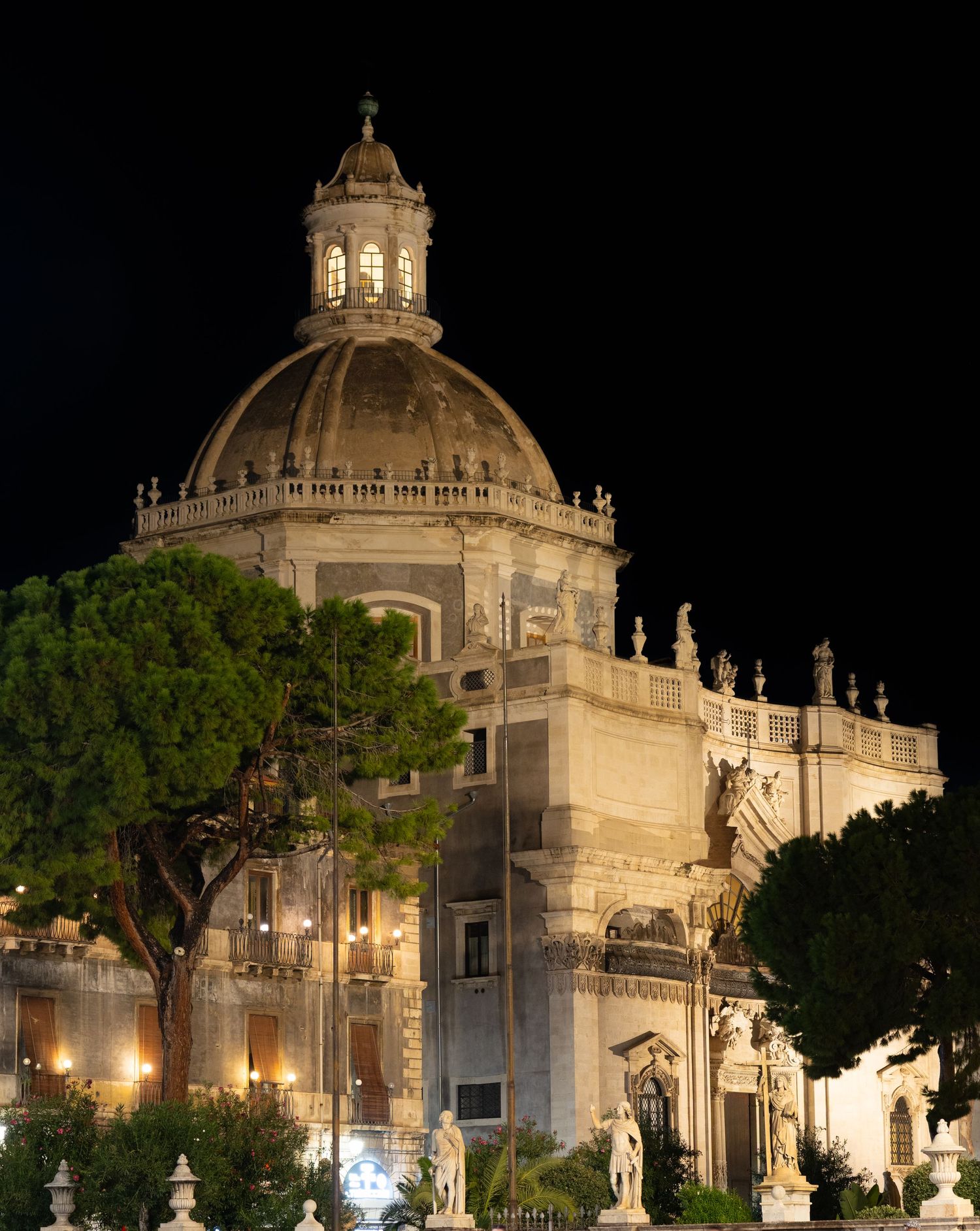 Cupola della Badia di Catania illuminata di notte, fotografia architettonica artistica.