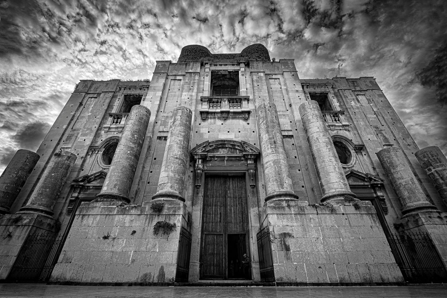 Facciata chiesa san Nicolò l'arena in bianco e nero, fotografia architettonica drammatica, Catania.