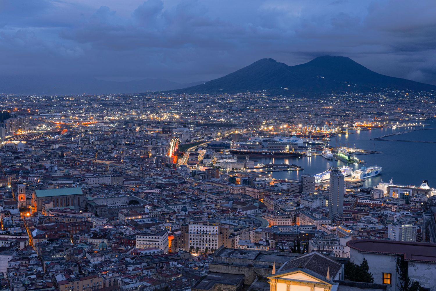 Panoramica notturna della città di Napoli vista dal castel sant'Elmo