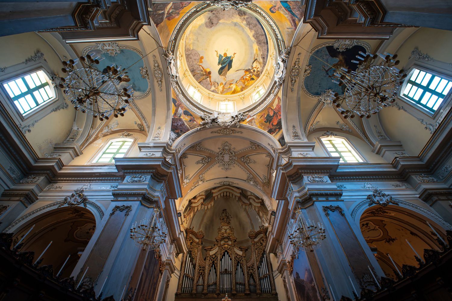 Collegiata. Interno di chiesa barocca con affreschi, fotografia d’arte sacra.