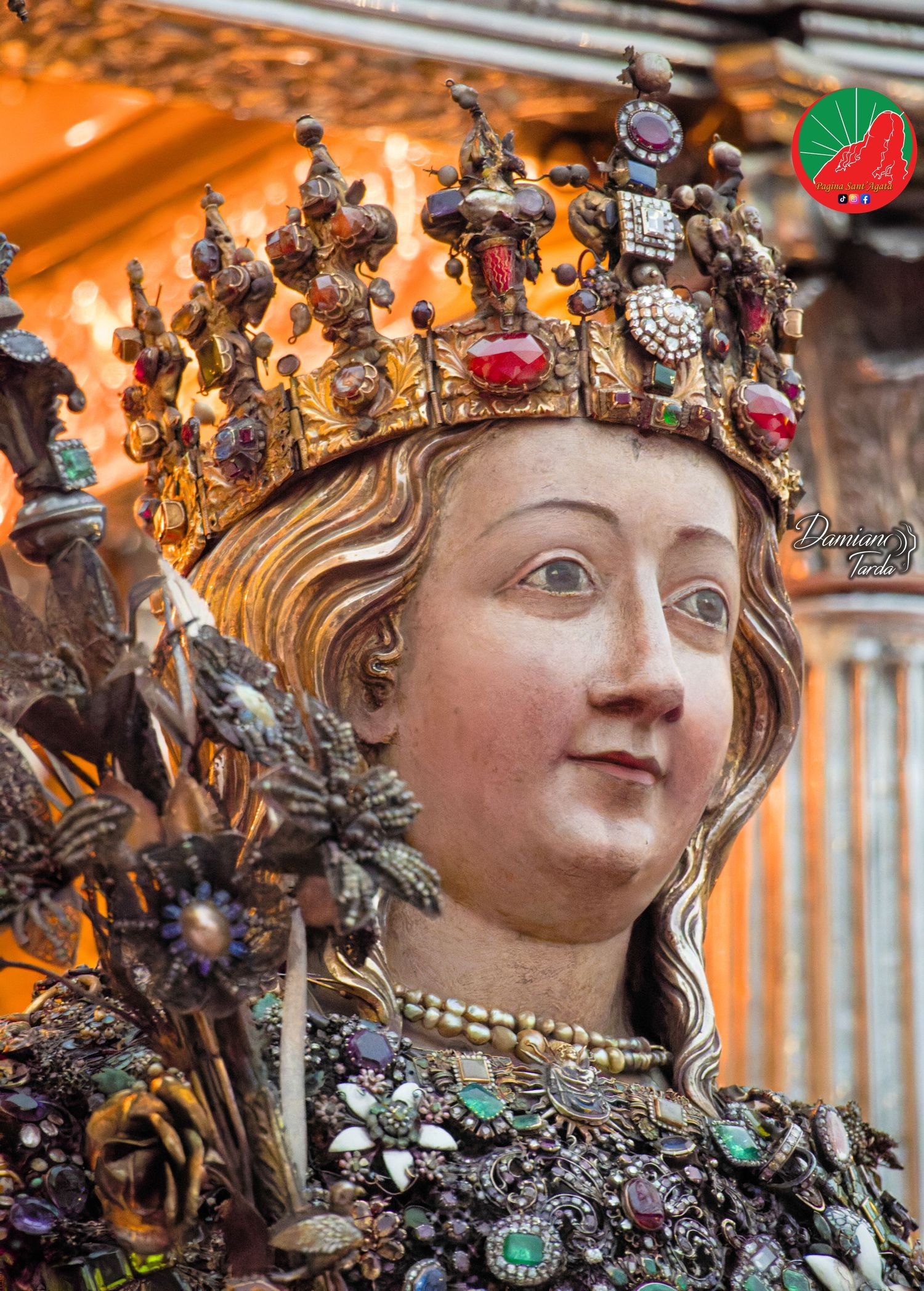 Primo piano del busto reliquiario di Sant'Agata incastonato di gioielli e preziosi tradizionali a Catania