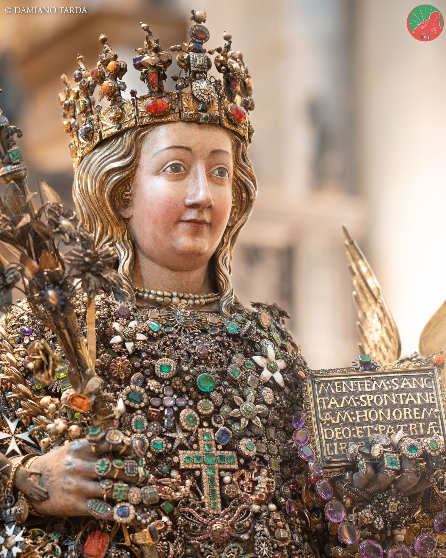Primo piano del busto reliquiario di Sant'Agata incastonato di gioielli e preziosi tradizionali a Catania