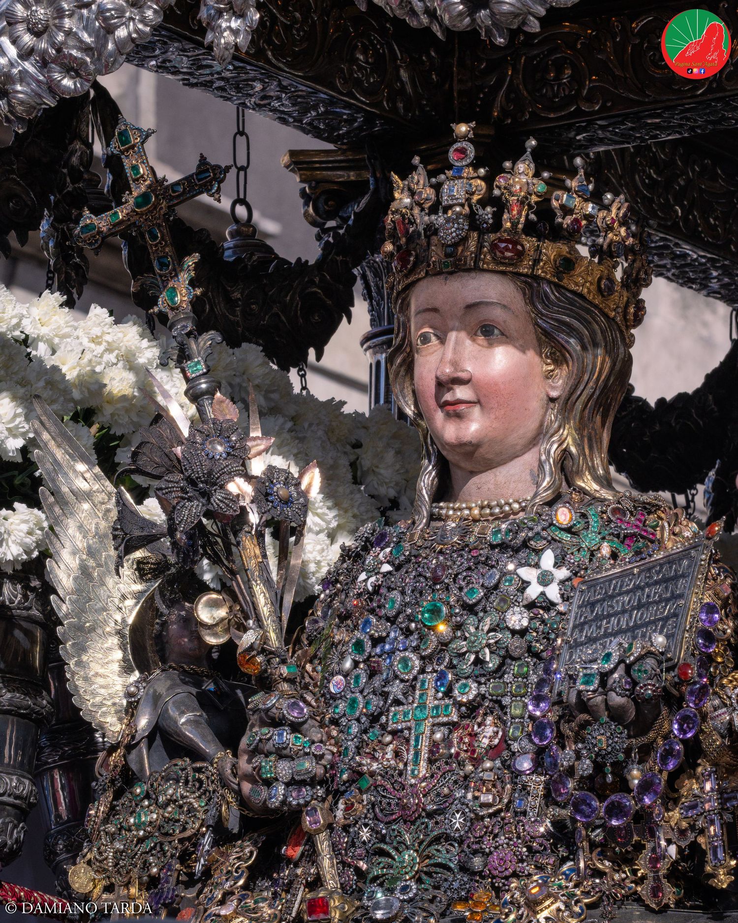 Primo piano del busto reliquiario di Sant'Agata incastonato di gioielli e preziosi tradizionali a Catania