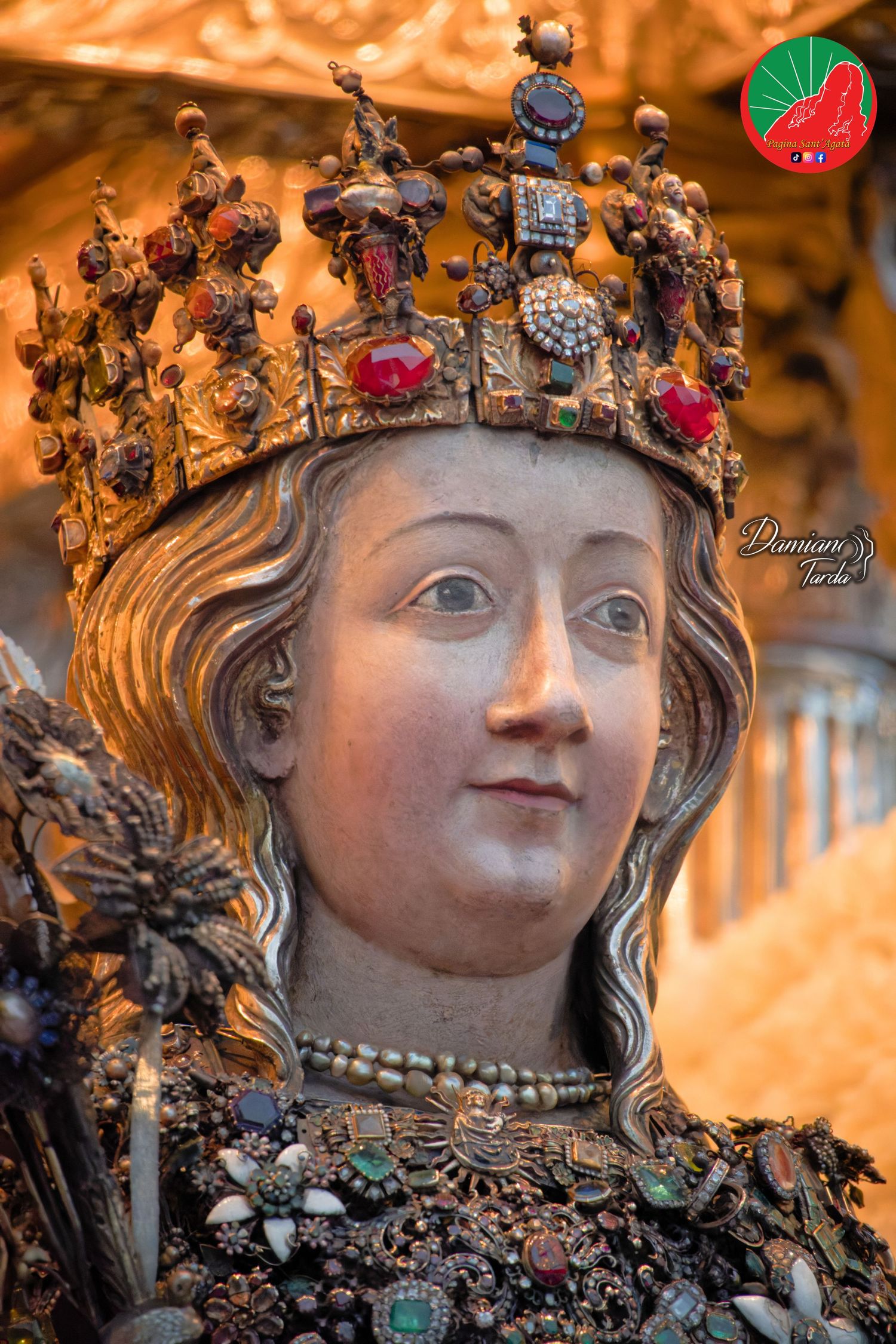 Primo piano del busto reliquiario di Sant'Agata incastonato di gioielli e preziosi tradizionali a Catania