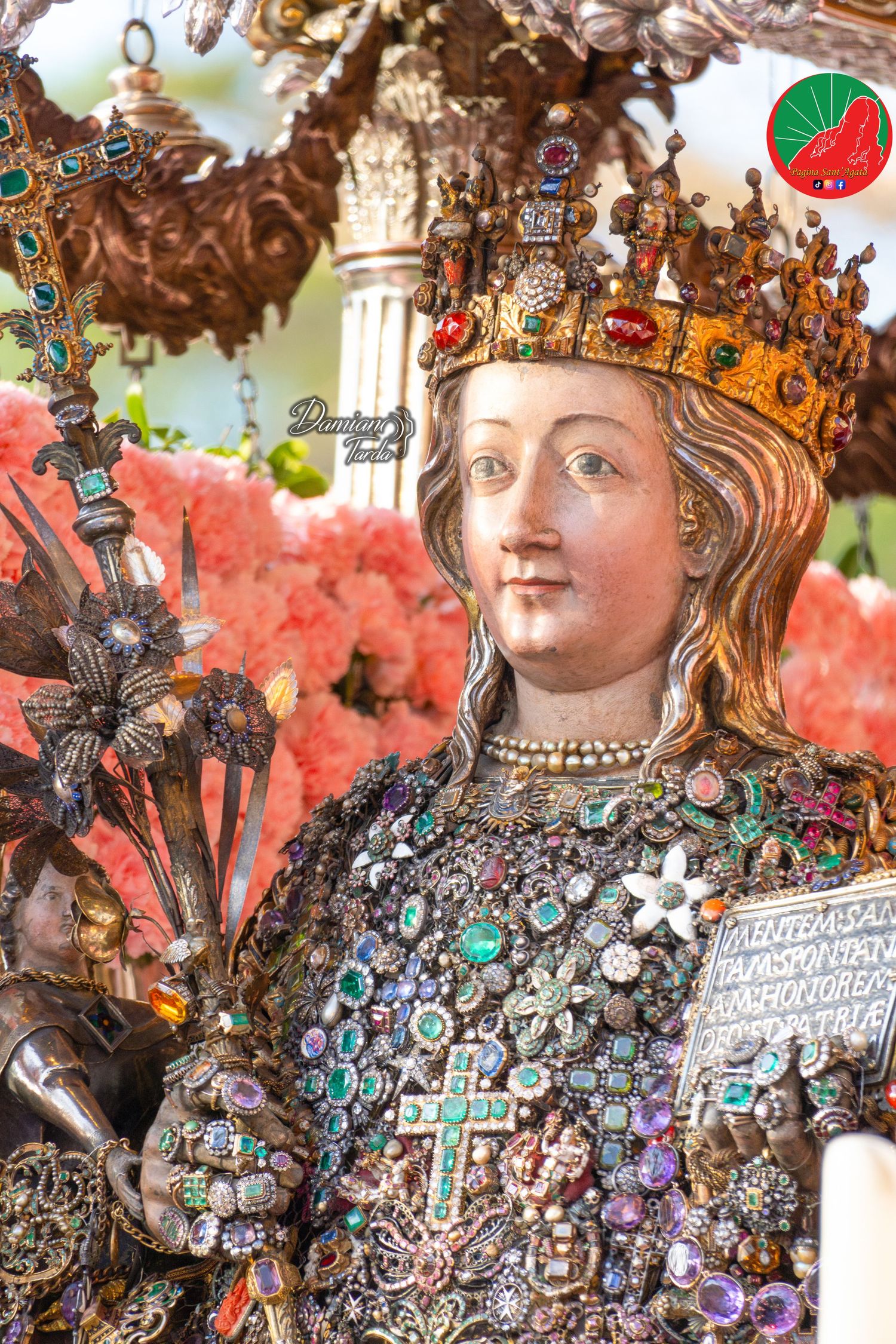 Primo piano del busto reliquiario di Sant'Agata incastonato di gioielli e preziosi tradizionali a Catania