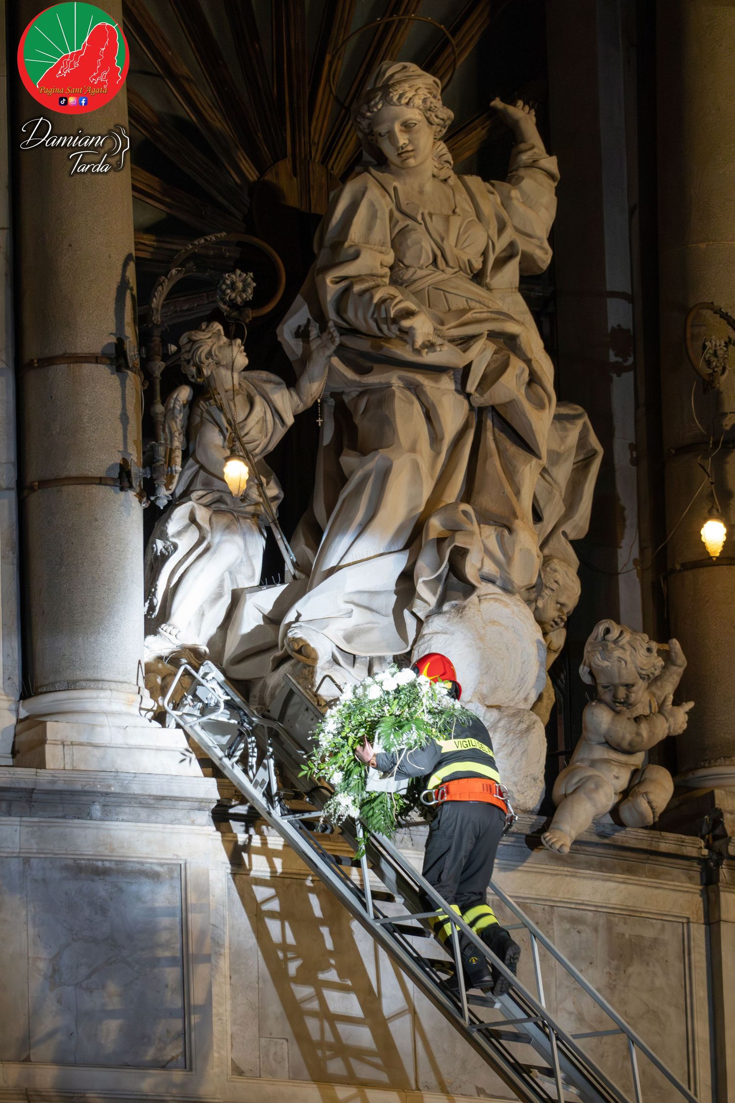 Omaggio floreale dei vigili del fuoco