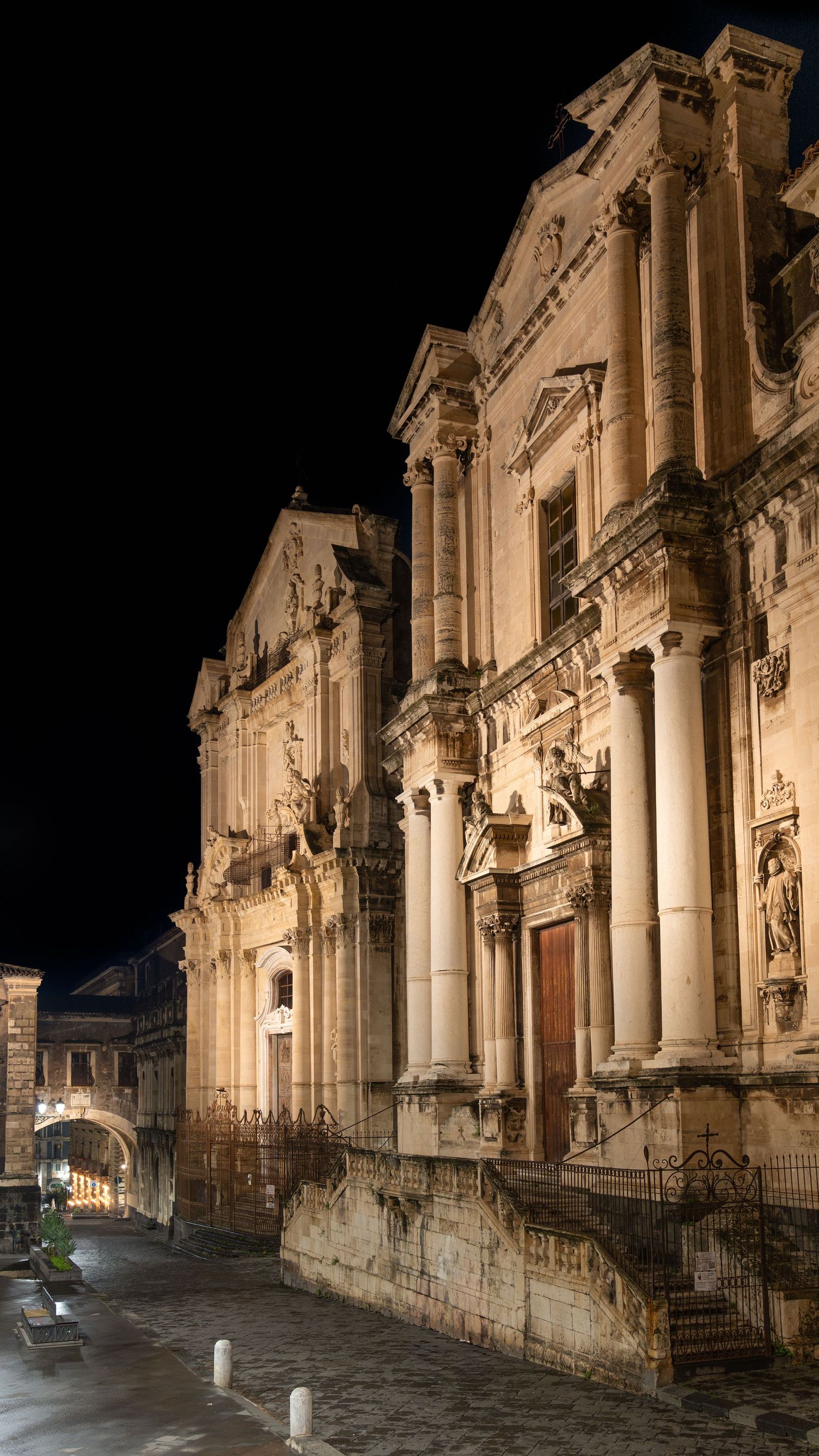 Via Crociferi. Strada barocca di Catania di sera, architettura siciliana, fotografia urbana. Arco, chiesa di san Benedetto