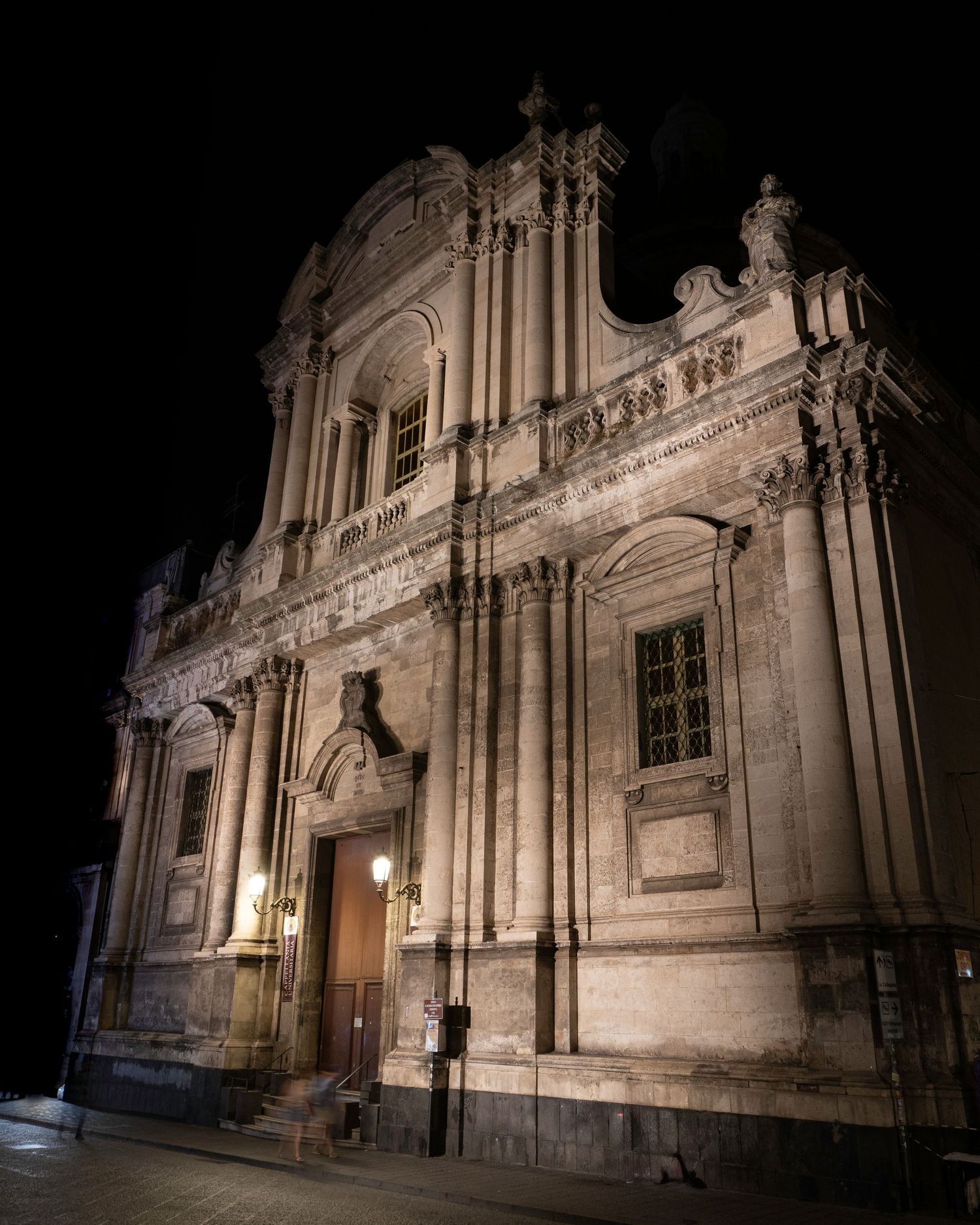 Chiesa Minoriti barocca di notte, facciata illuminata, fotografia architettonica di Catania. Via Etnea