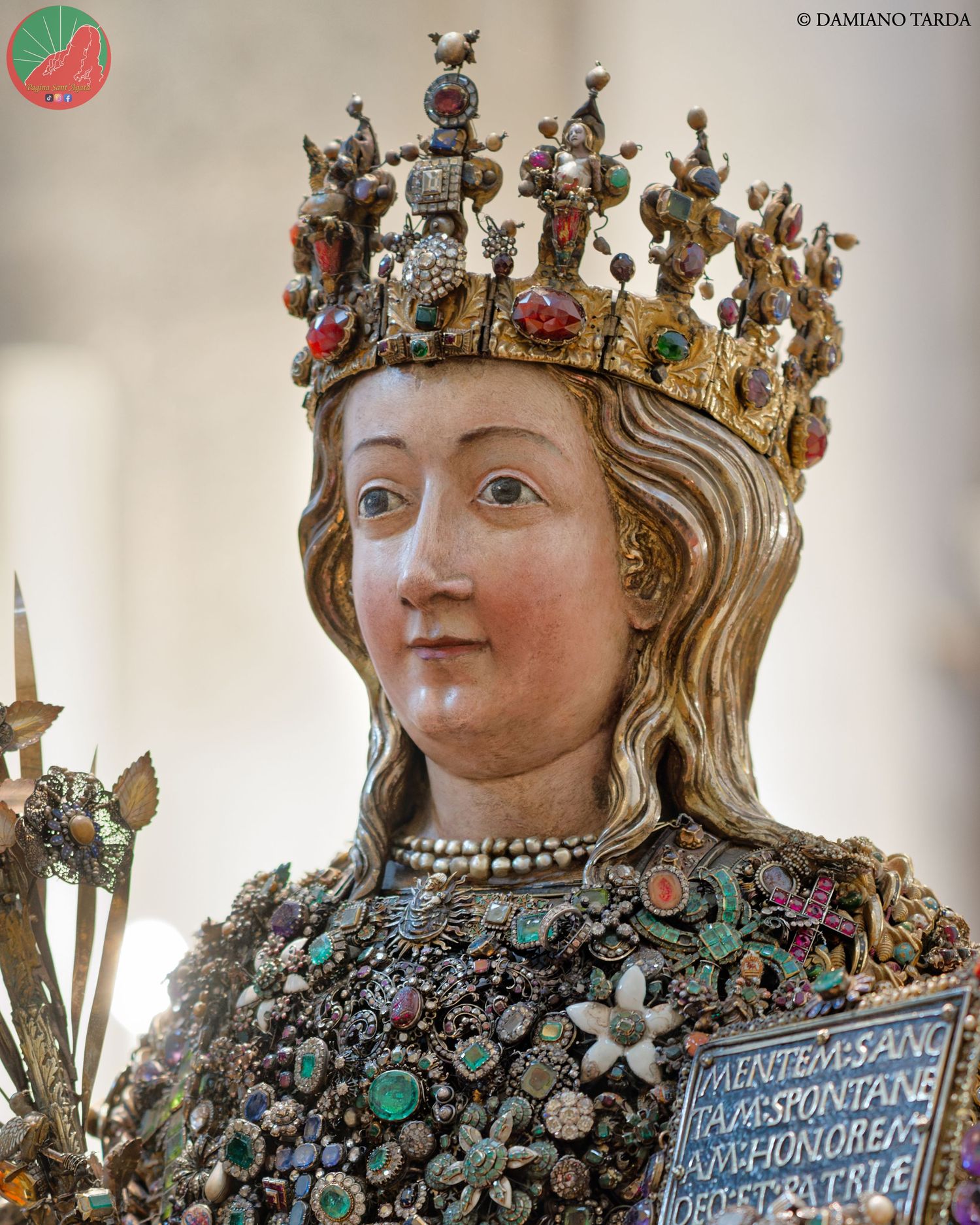 Primo piano del busto reliquiario di Sant'Agata incastonato di gioielli e preziosi tradizionali a Catania