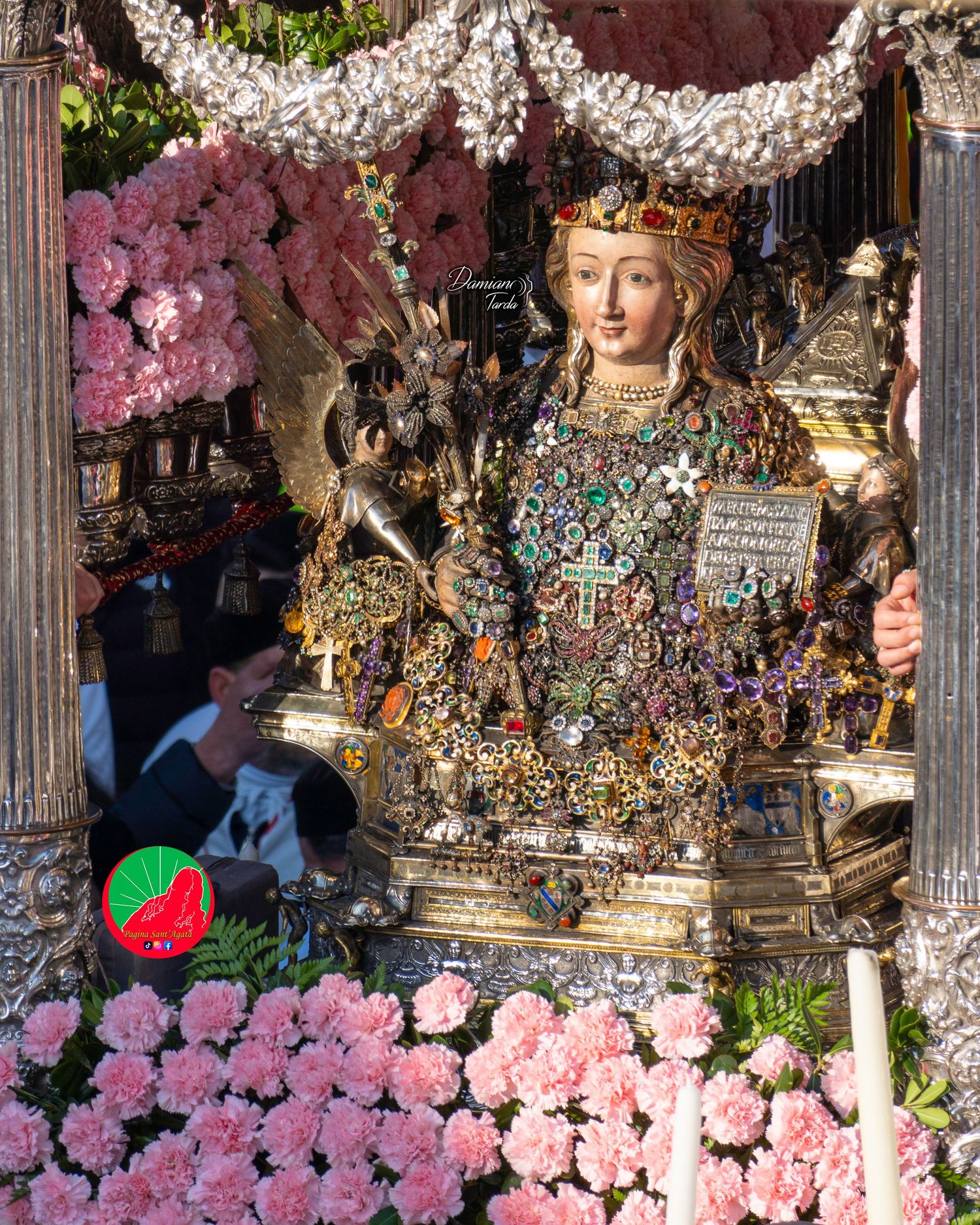 Primo piano del busto reliquiario di Sant'Agata incastonato di gioielli e preziosi tradizionali a Catania