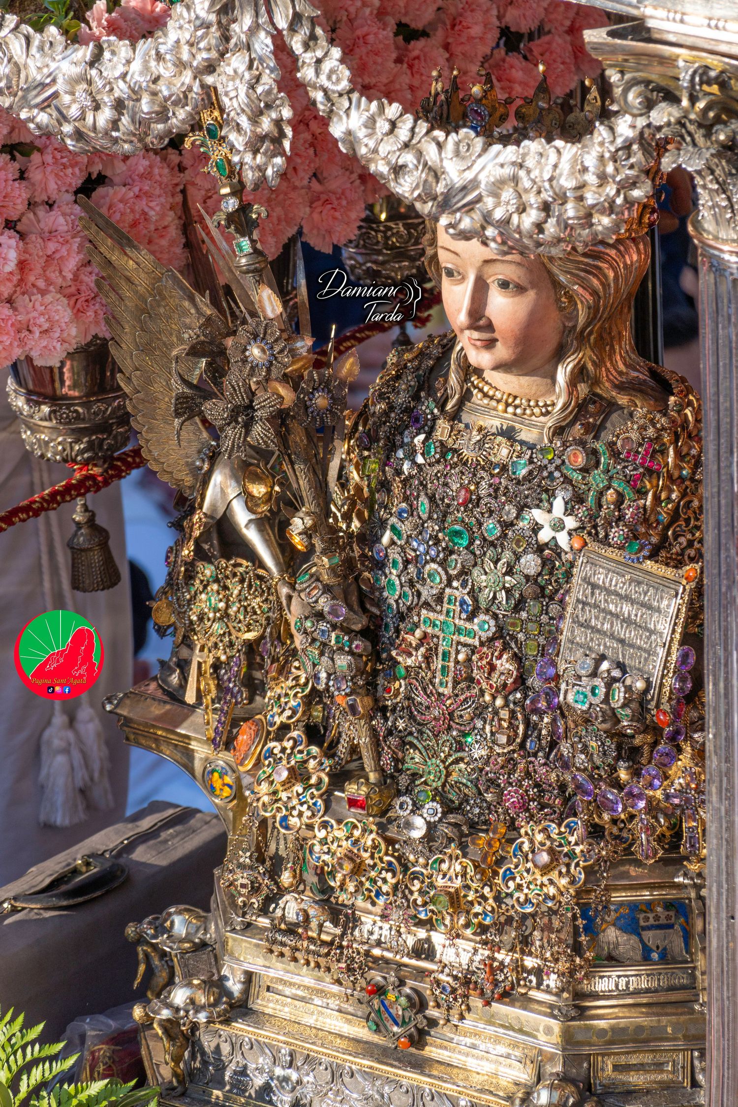 Primo piano del busto reliquiario di Sant'Agata incastonato di gioielli e preziosi tradizionali a Catania