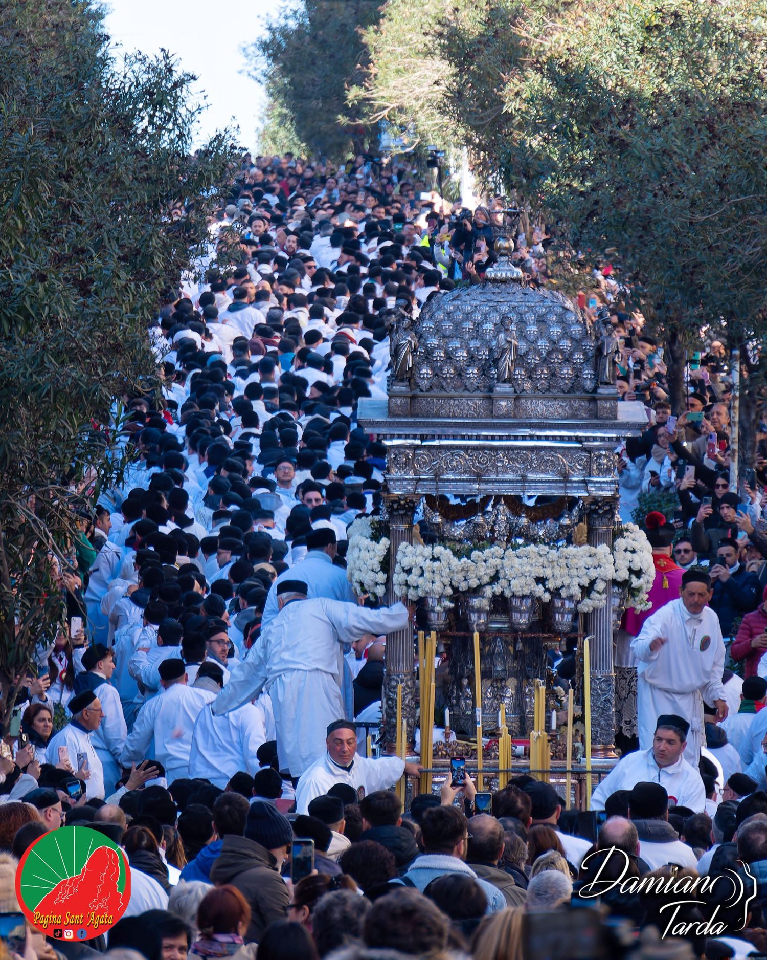 Ritratto di devoti in veste bianca durante la processione di Sant'Agata a Catania
