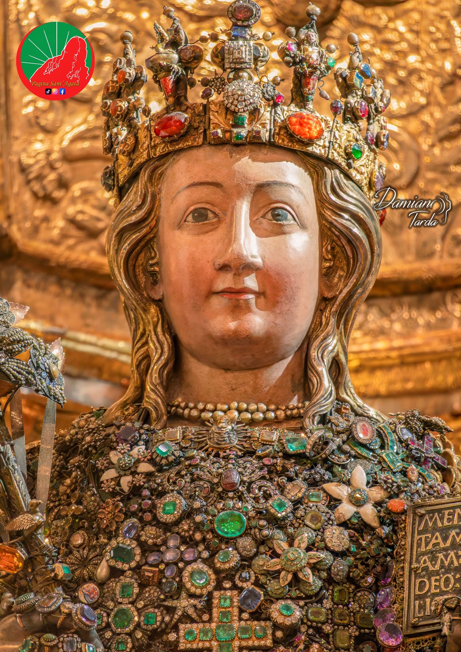 Primo piano del busto reliquiario di Sant'Agata incastonato di gioielli e preziosi tradizionali a Catania