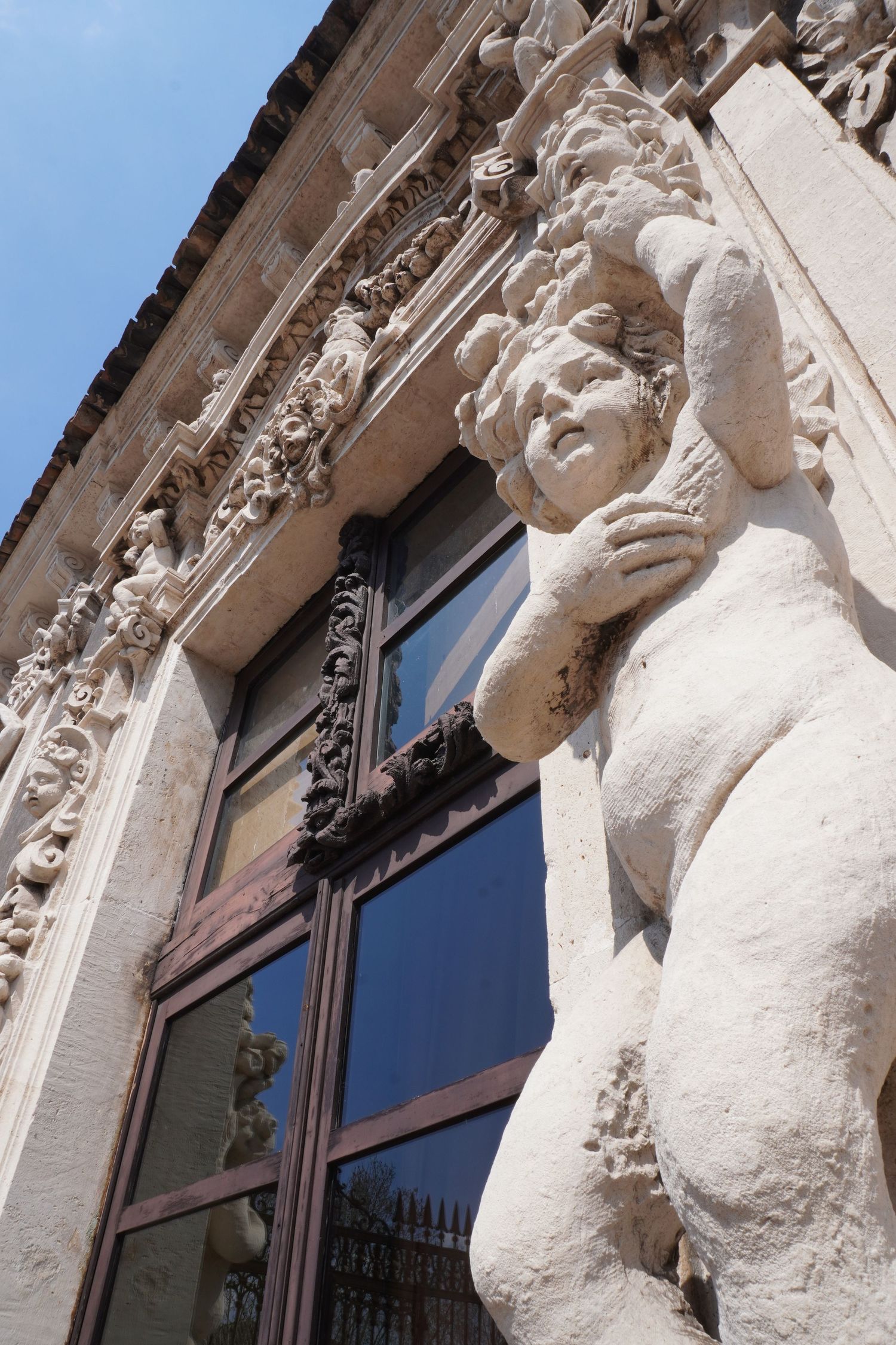 Dettaglio di scultura barocca su facciata, fotografia d’arte e architettura siciliana. Palazzo Biscari, Catania