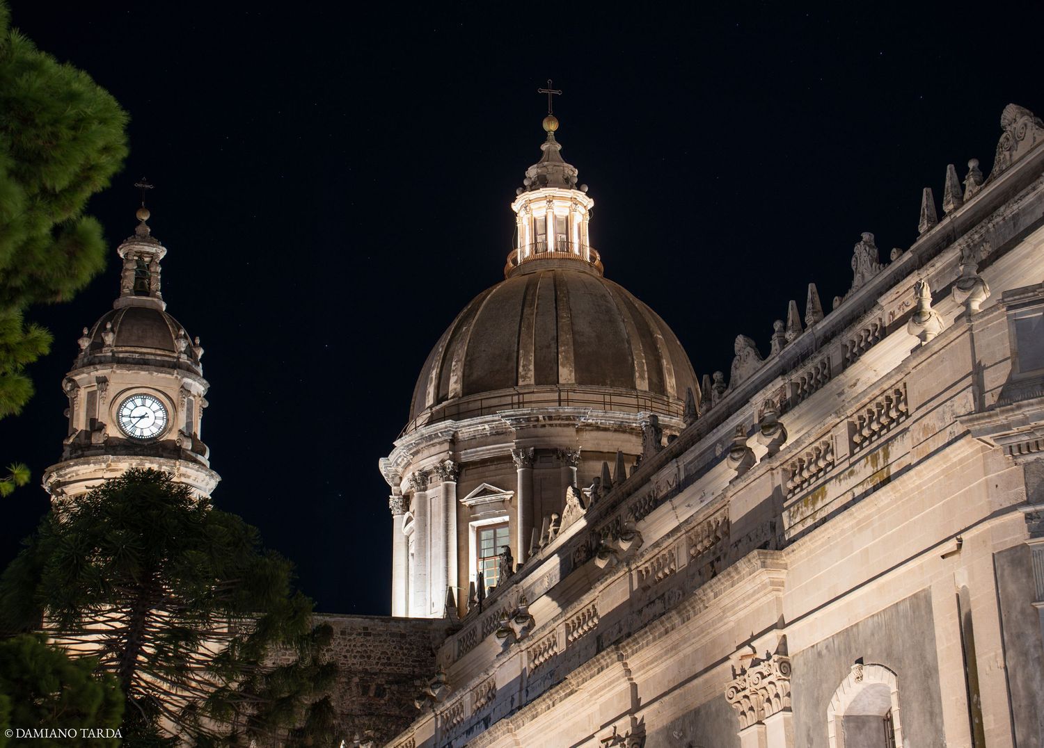 cupola barocca della cattedrale di catania, con il suo campanile. piazza duomo