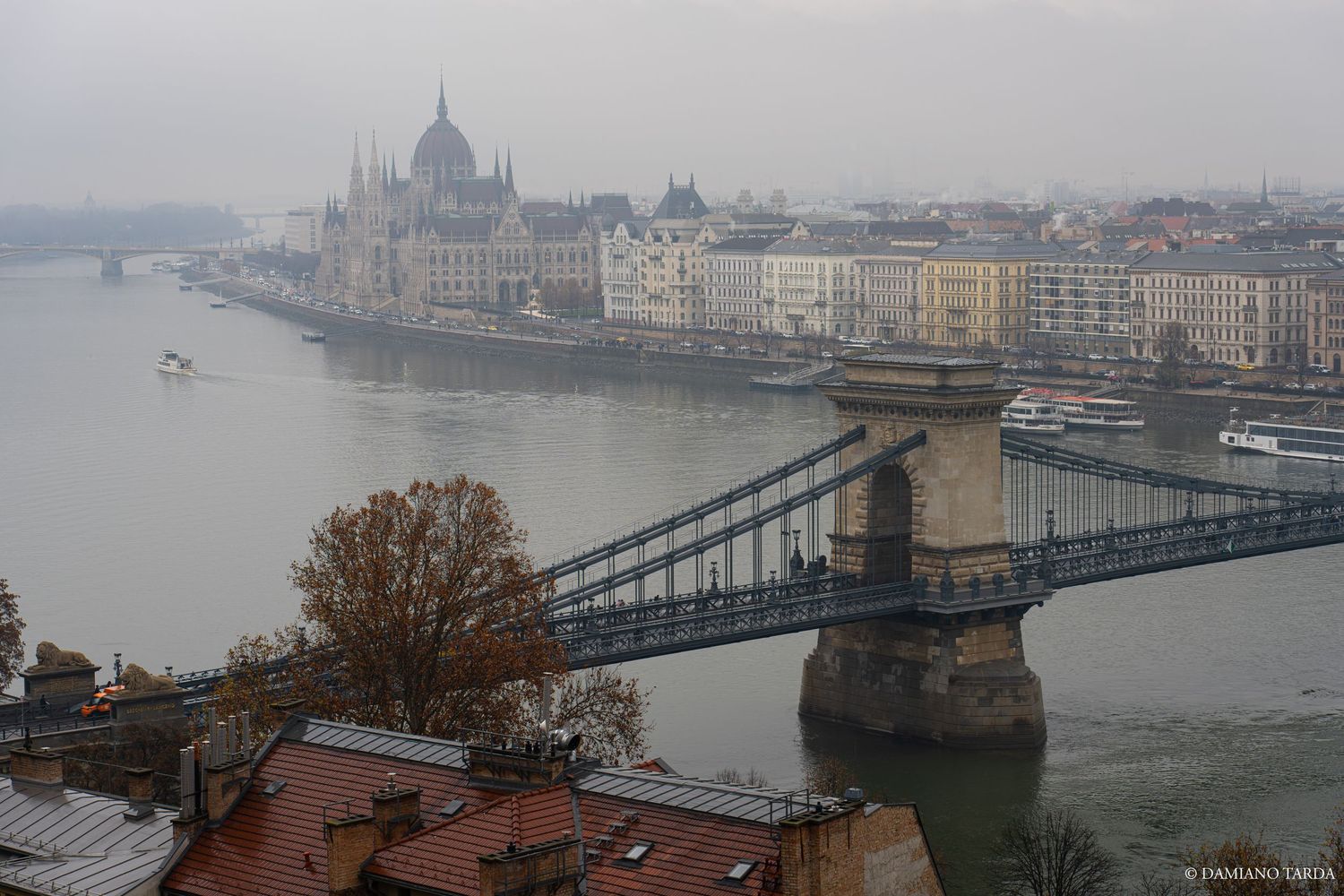 foto paesaggistica di budapest, in fondo il parlamento, in primo piano il ponte delle catene. Ungheria