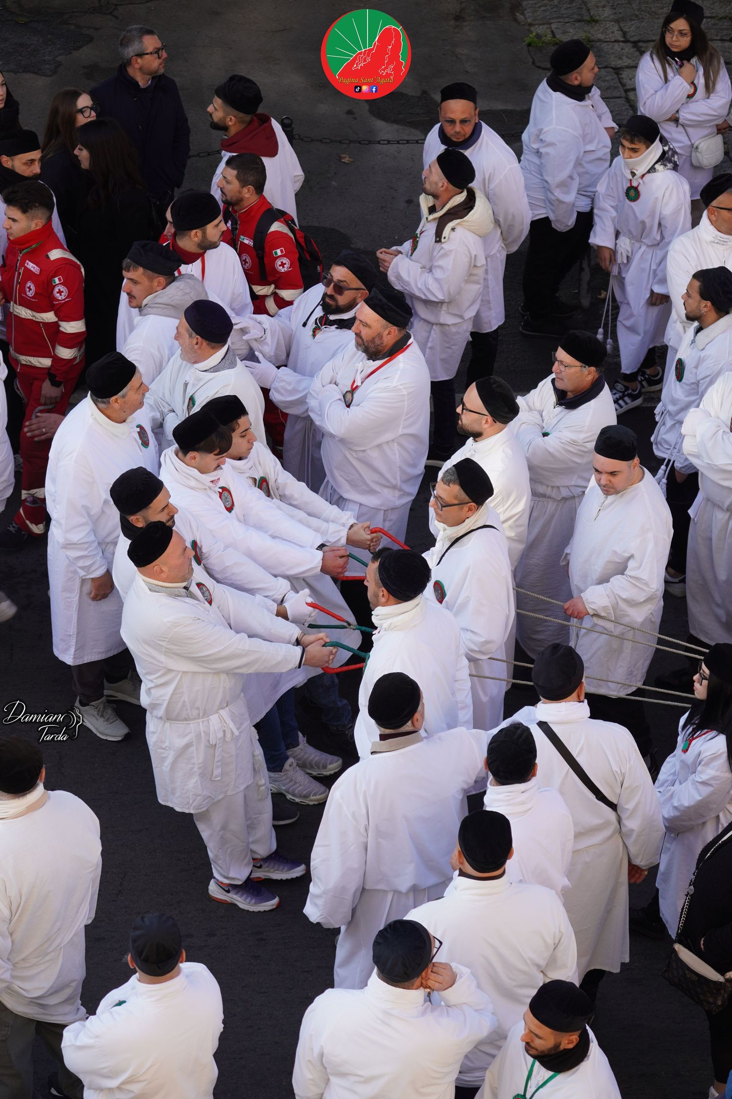 Ritratto di devoti in veste bianca durante la processione di Sant'Agata a Catania